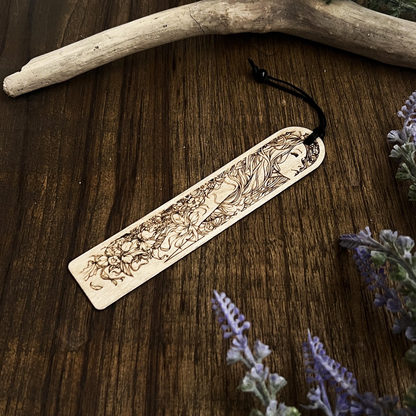 Segnalibro Madre Natura – Segnalibro in legno con donna floreale – Femminilità divina e spiritualità naturale – Idea regalo wiccan o pagana