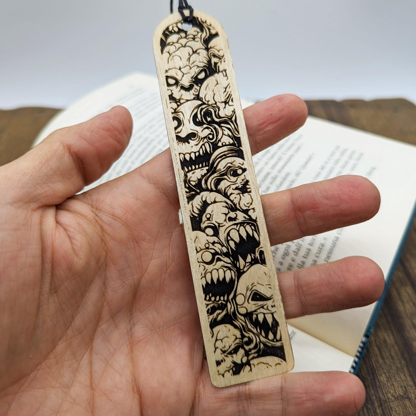 Segnalibro in legno raffigurante un orda di mostri Lovecraftiani – Regalo fantasy horror per lettori e giocatori di ruolo – Design grimdark