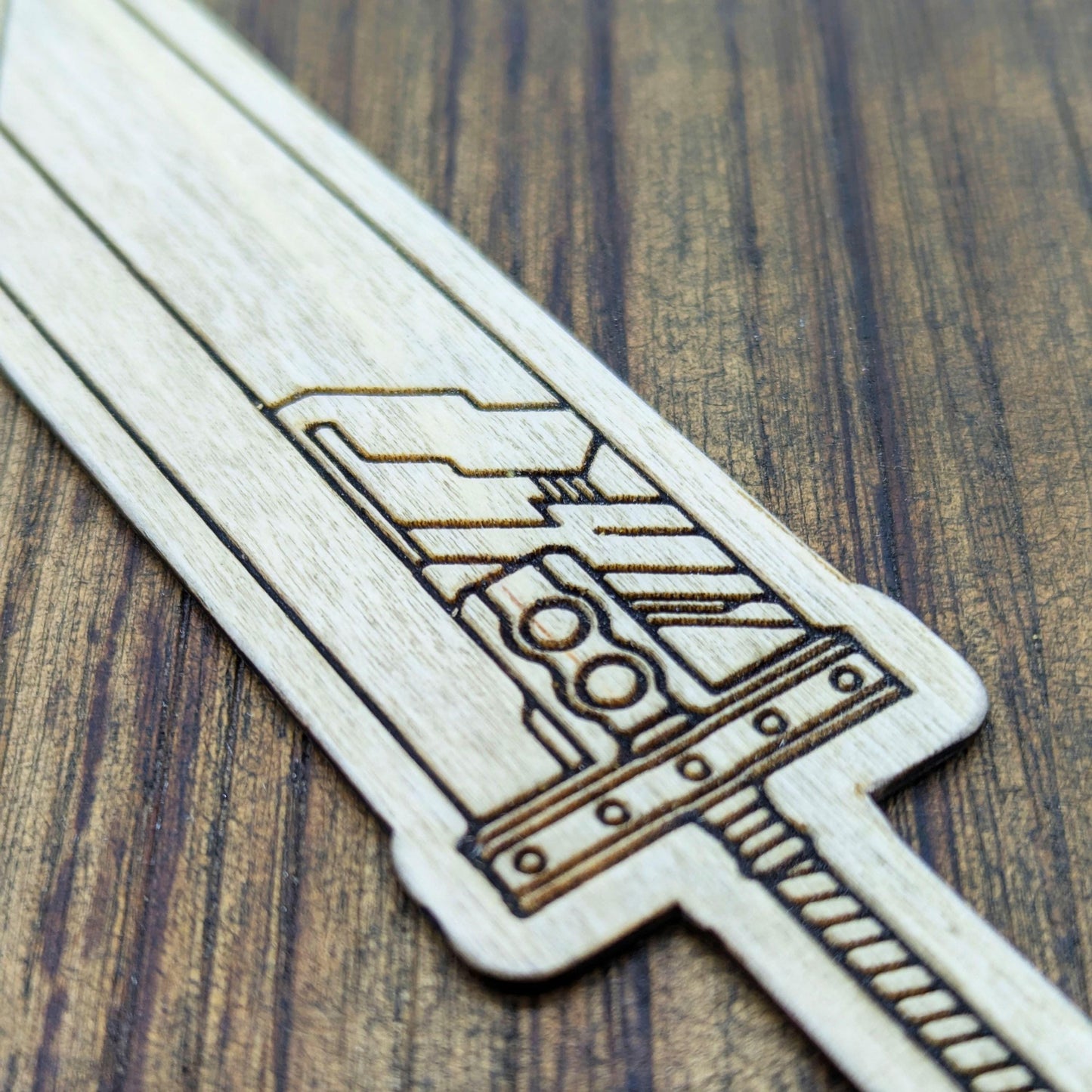 Segnalibro in legno ispirato alla Buster Sword di Cloud Strife da Final Fantasy VII – Idea regalo per gamer e fan dei JRPG