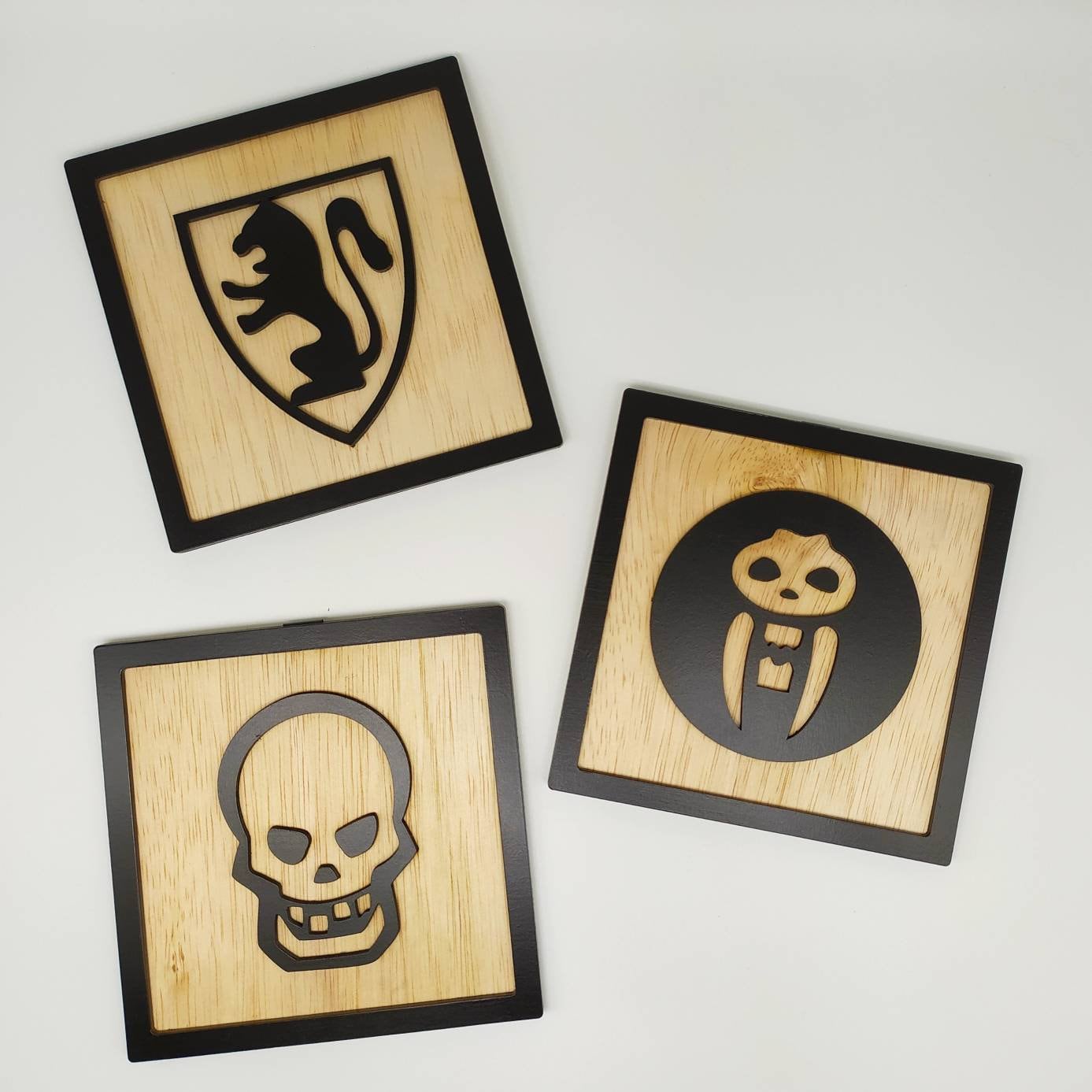 Heroquest Set 3 quadri in legno con loghi in rilievo, raffiguranti le icone dei classici dadi da combattimento 1989