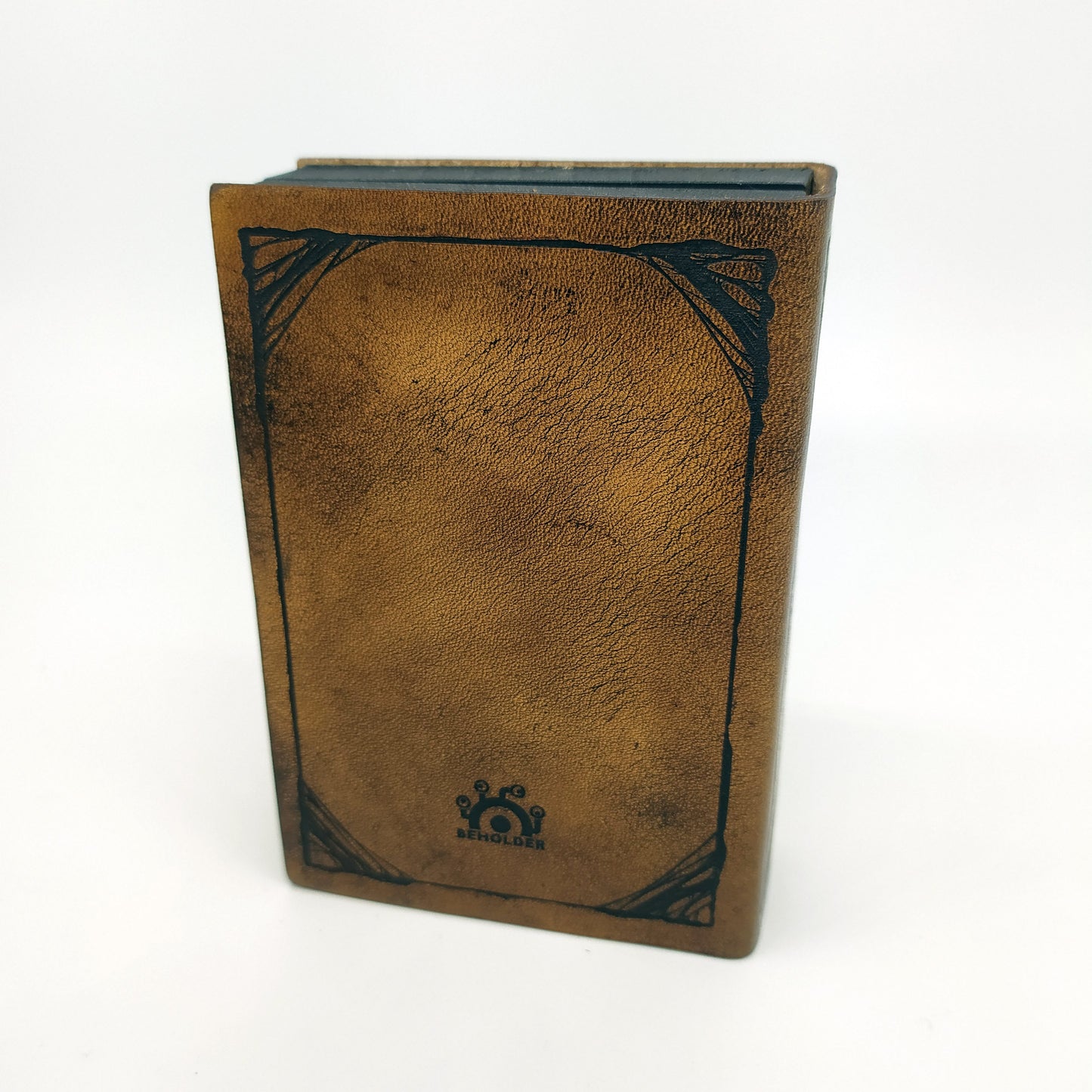Porta dadi artigianale in legno e pelle a forma di tomo antico con incisione di Cthulhu, accessorio per giochi di ruolo.