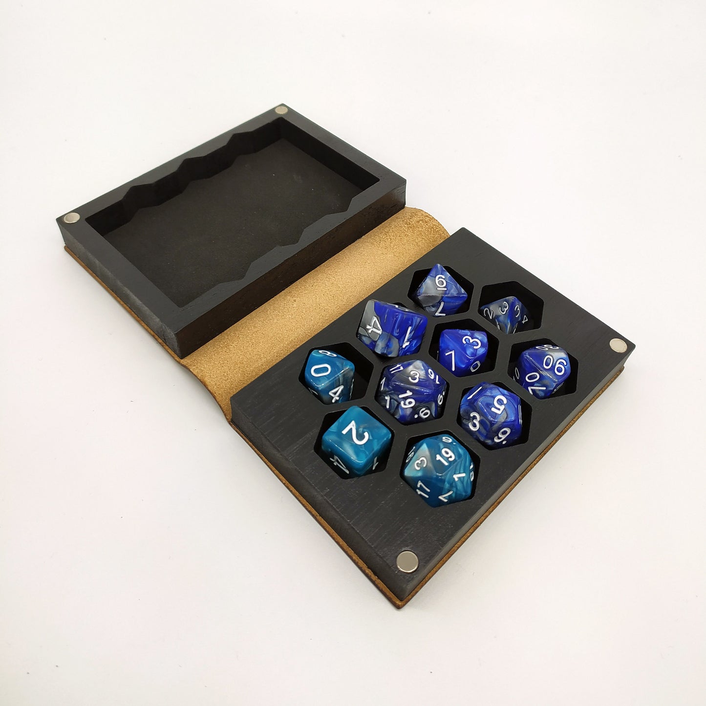 Porta dadi artigianale in legno e pelle a forma di tomo antico con incisione di Cthulhu, accessorio per giochi di ruolo.