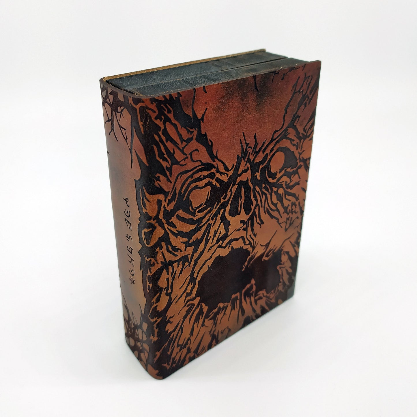 Cofanetto porta e lancia dadi in legno e vera pelle a tema Necronomicon - Wooden and leather dice box and tray Necronomicon themed