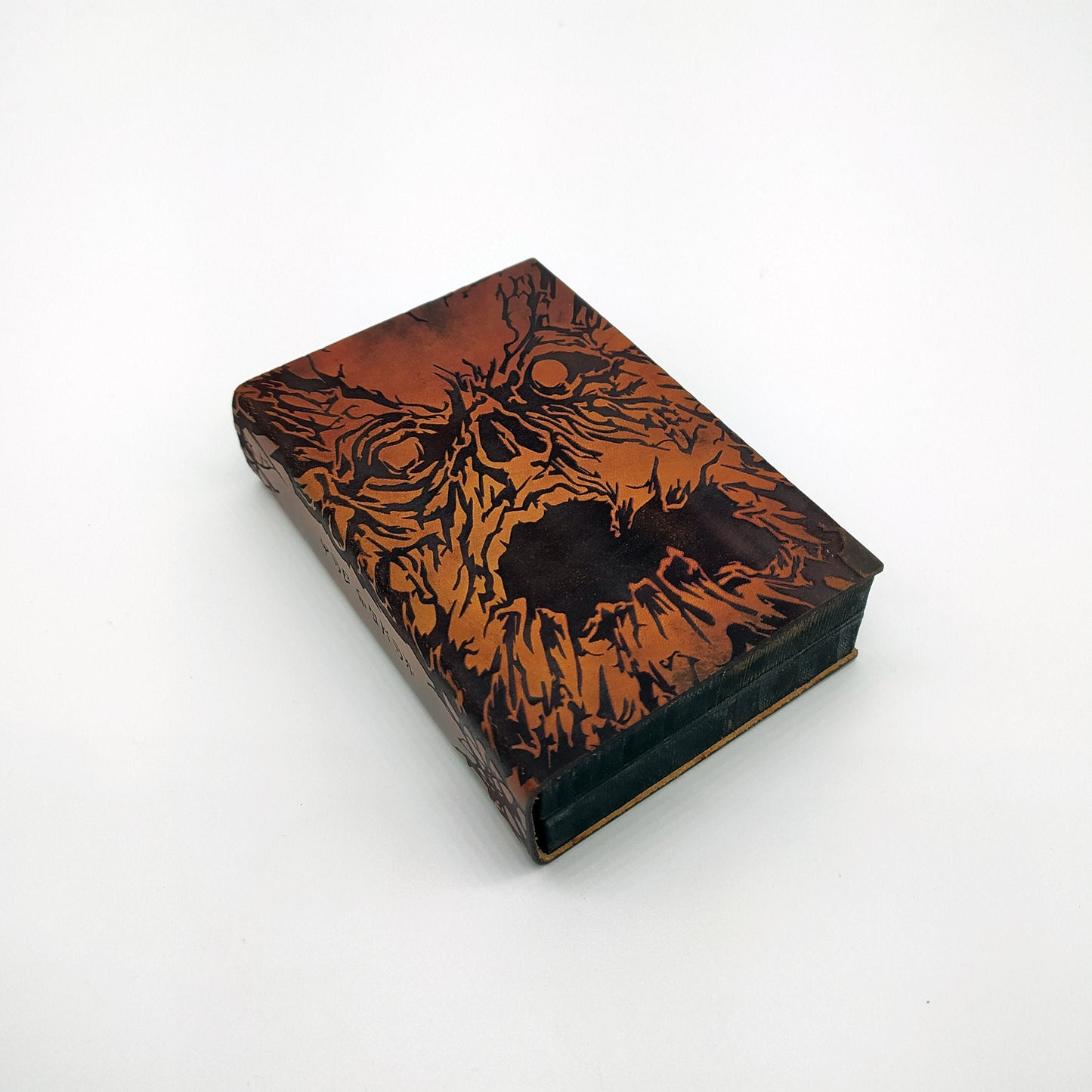 Cofanetto porta e lancia dadi in legno e vera pelle a tema Necronomicon - Wooden and leather dice box and tray Necronomicon themed