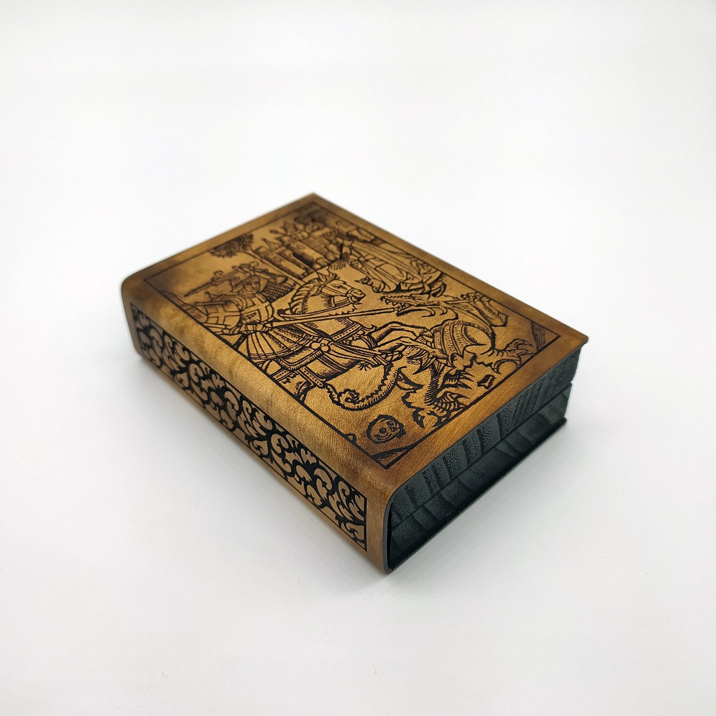Porta dadi artigianale in legno e pelle a forma di antico libro con incisione di San Giorgio, accessorio per giochi di ruolo.