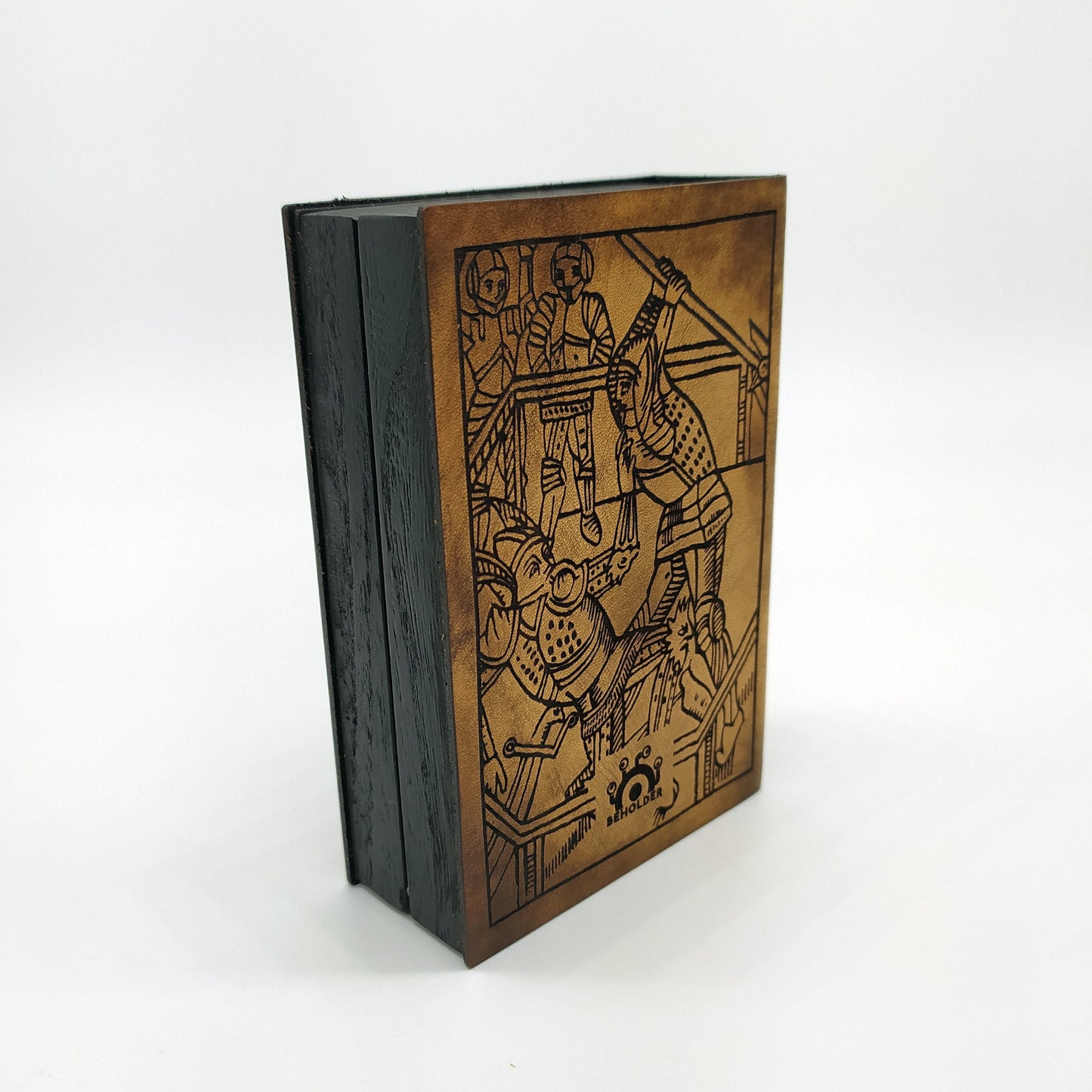 Porta dadi artigianale in legno e pelle a forma di antico libro con incisione di San Giorgio, accessorio per giochi di ruolo.