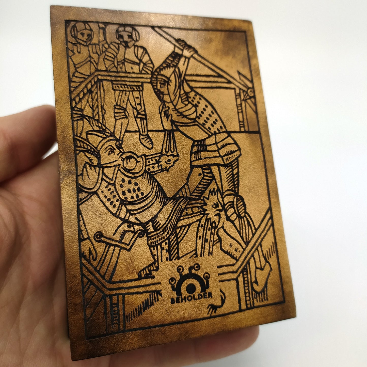 Porta dadi artigianale in legno e pelle a forma di antico libro con incisione di San Giorgio, accessorio per giochi di ruolo.