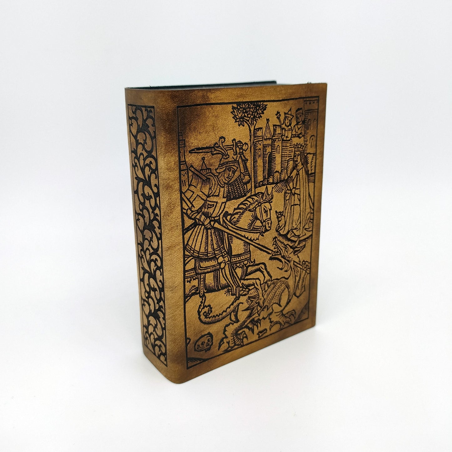 Porta dadi artigianale in legno e pelle a forma di antico libro con incisione di San Giorgio, accessorio per giochi di ruolo.