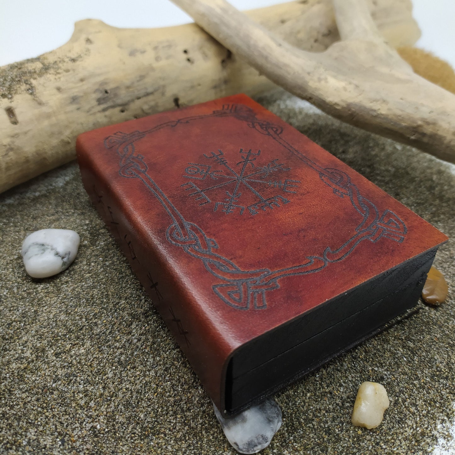 Cofanetto porta e lancia dadi in legno e pelle vichingo Vegvisir Aegishjalmur rune  - Wooden and leather dice box and tray viking themed