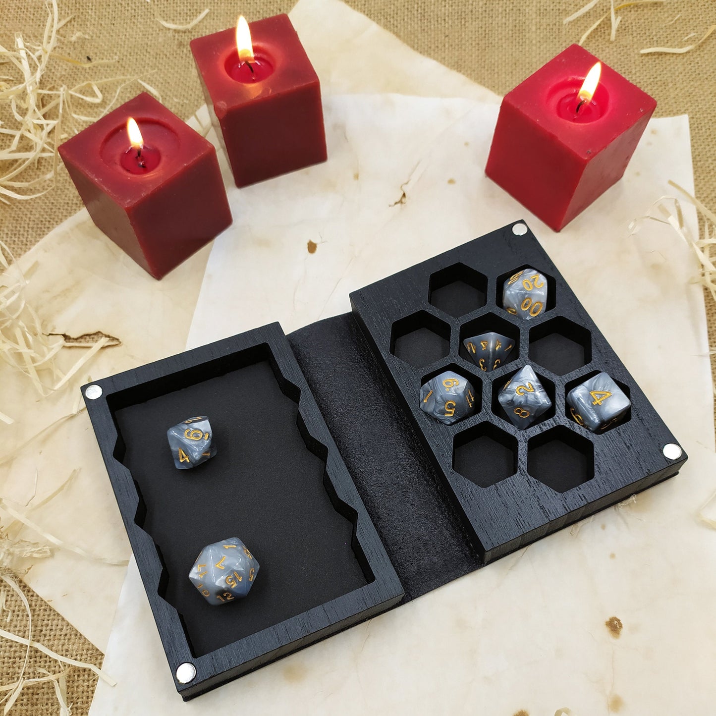 Libro scatola porta dadi in legno e pelle, lancia dadi, inciso con texture elemento fuoco e fiamme