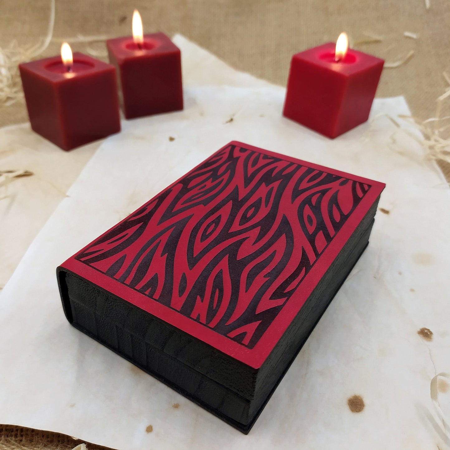 Libro scatola porta dadi in legno e pelle, lancia dadi, inciso con texture elemento fuoco e fiamme
