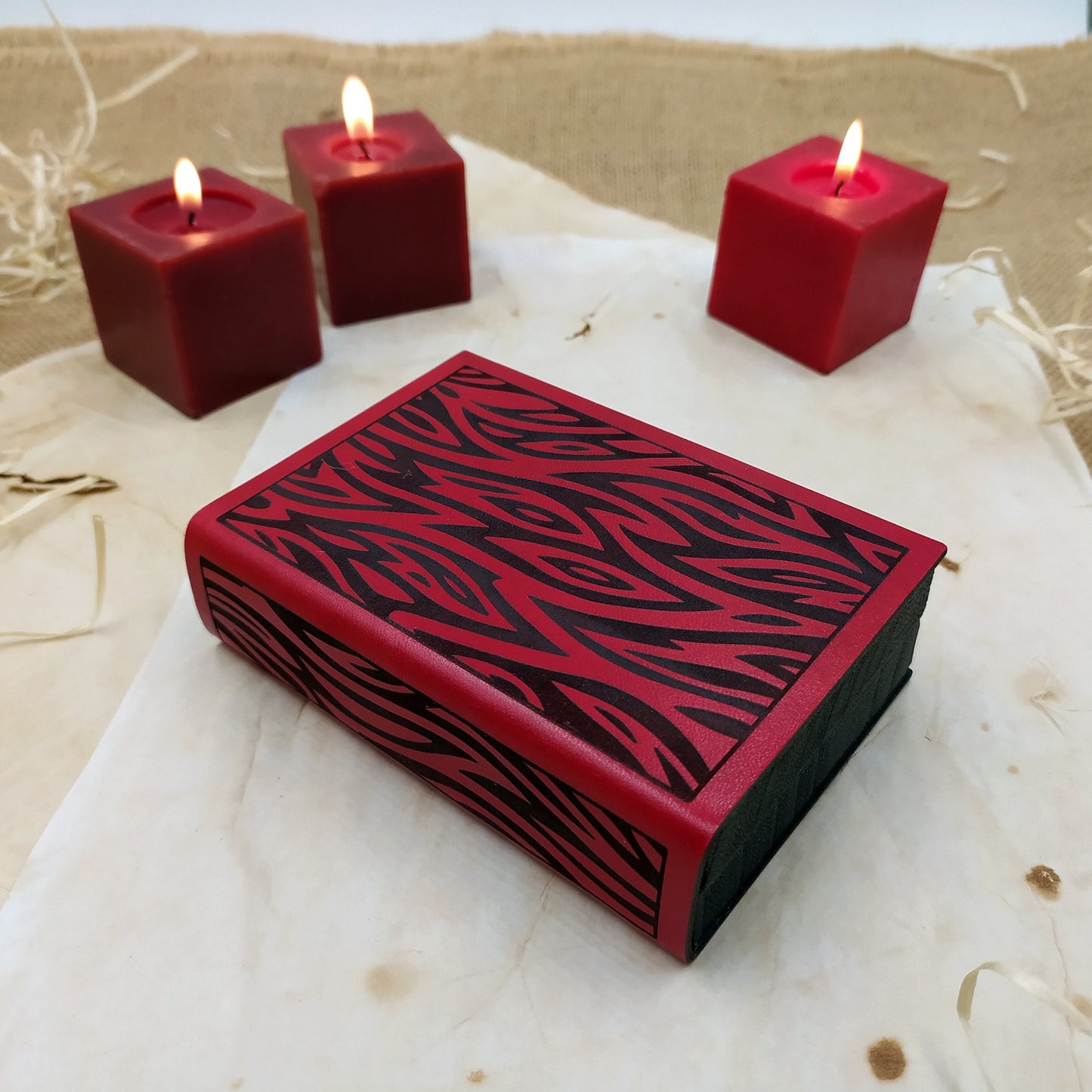 Libro scatola porta dadi in legno e pelle, lancia dadi, inciso con texture elemento fuoco e fiamme