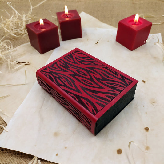 Libro scatola porta dadi in legno e pelle, lancia dadi, inciso con texture elemento fuoco e fiamme