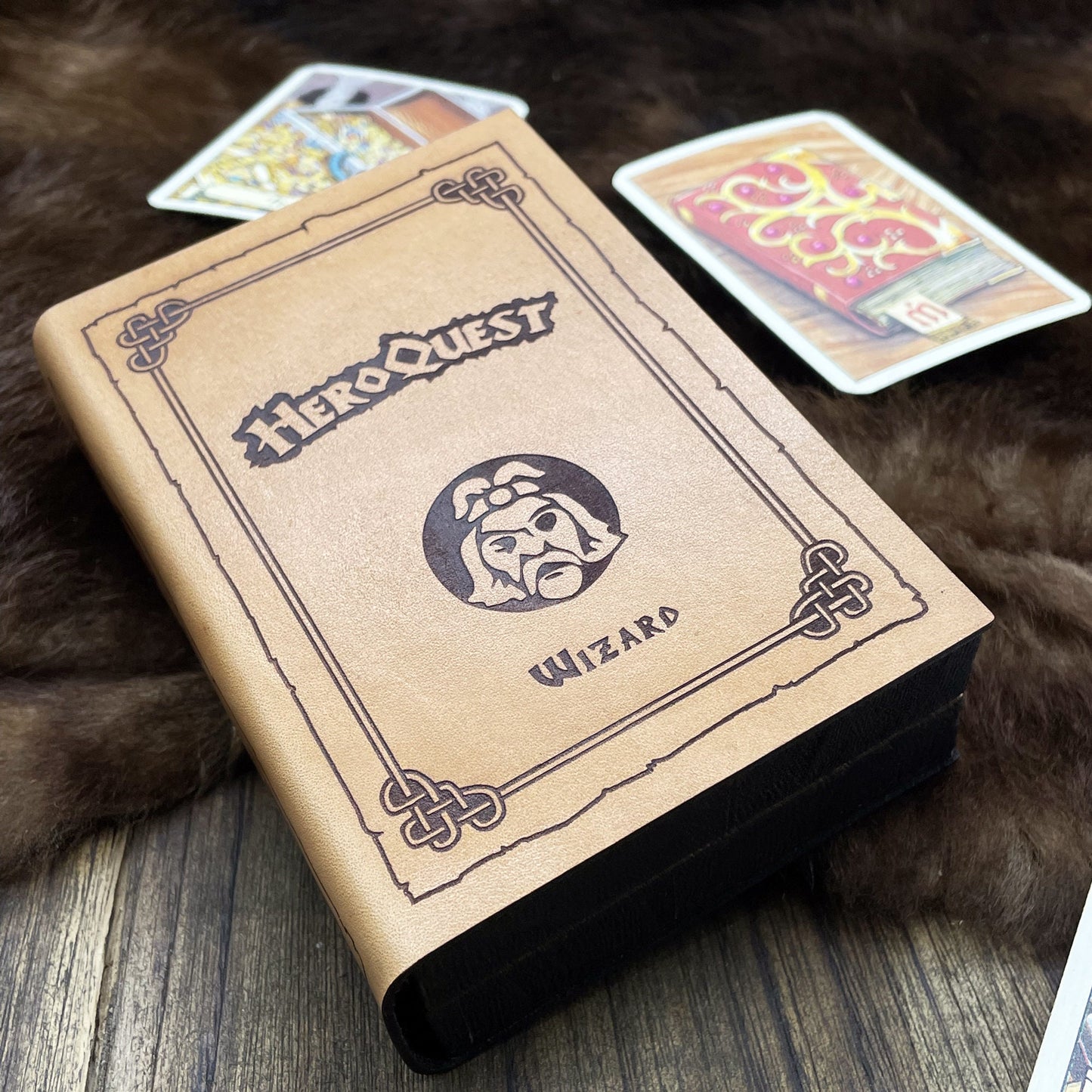 Set 4 Cofanetti Personaggio HeroQuest 1989 in Legno e Pelle – Slot per Miniatura, Dadi, Carte e Matita – Barbaro, Nano, Elfo, Mago