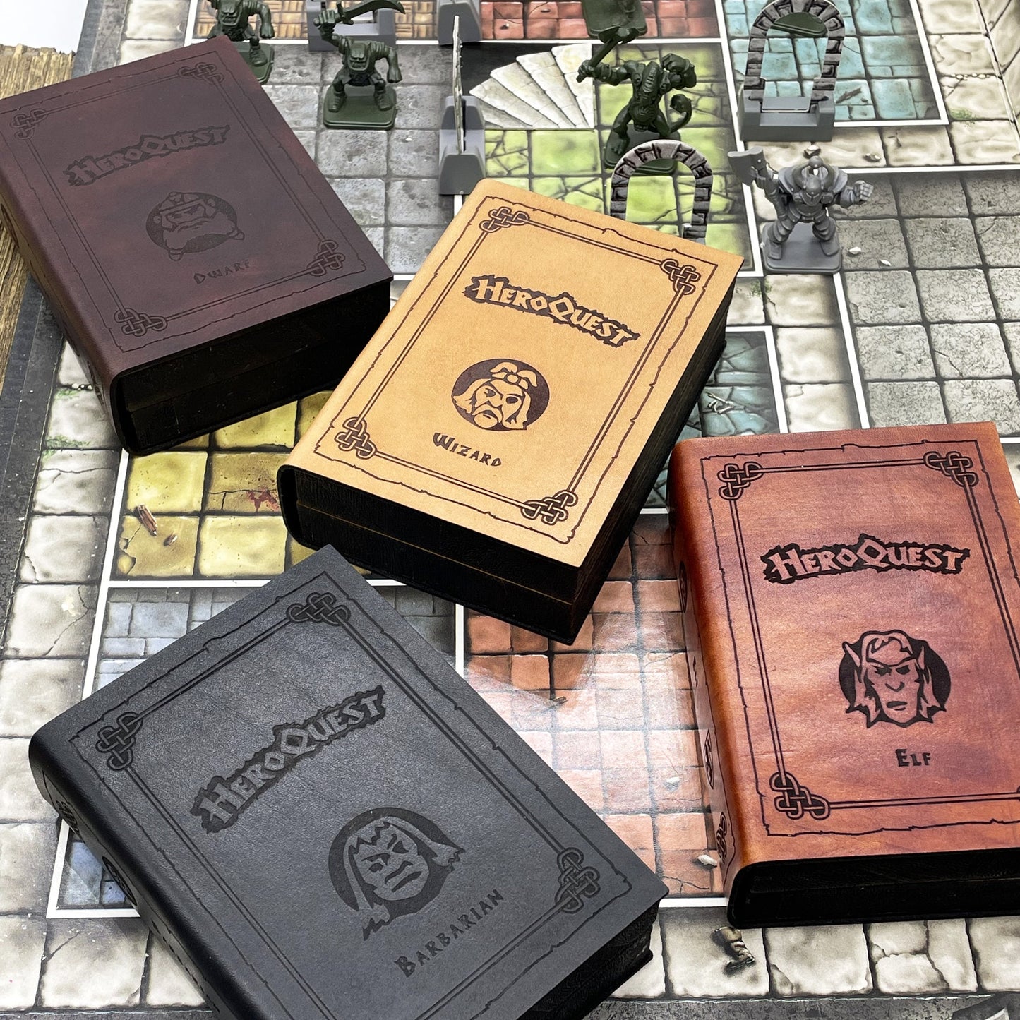 Set 4 Cofanetti Personaggio HeroQuest 1989 in Legno e Pelle – Slot per Miniatura, Dadi, Carte e Matita – Barbaro, Nano, Elfo, Mago