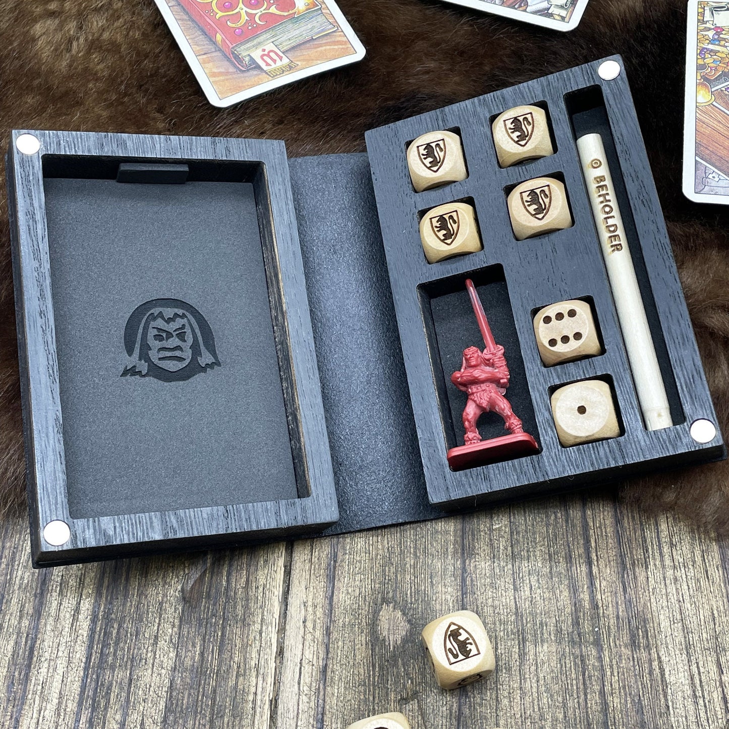 Set 4 Cofanetti Personaggio HeroQuest 1989 in Legno e Pelle – Slot per Miniatura, Dadi, Carte e Matita – Barbaro, Nano, Elfo, Mago