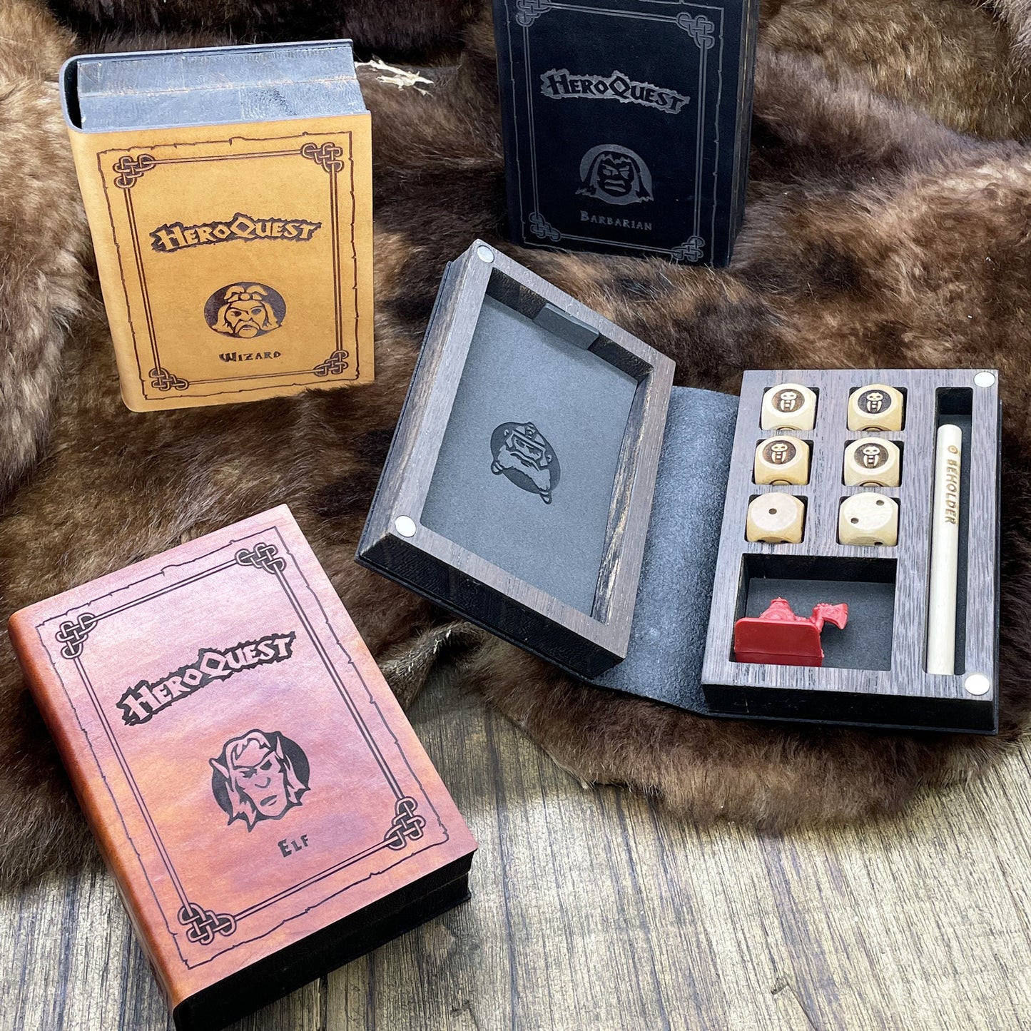 Set 4 Cofanetti Personaggio HeroQuest 1989 in Legno e Pelle – Slot per Miniatura, Dadi, Carte e Matita – Barbaro, Nano, Elfo, Mago