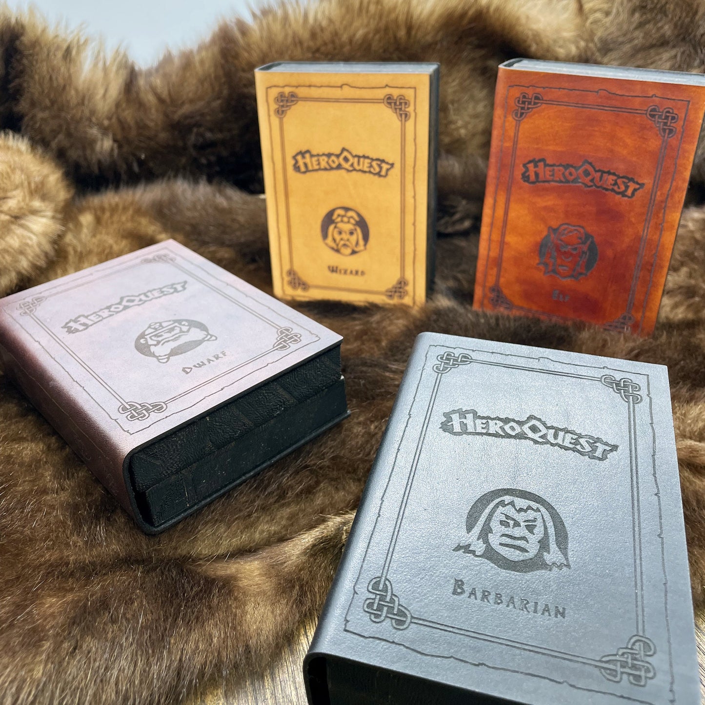 Set 4 Cofanetti Personaggio HeroQuest 1989 in Legno e Pelle – Slot per Miniatura, Dadi, Carte e Matita – Barbaro, Nano, Elfo, Mago