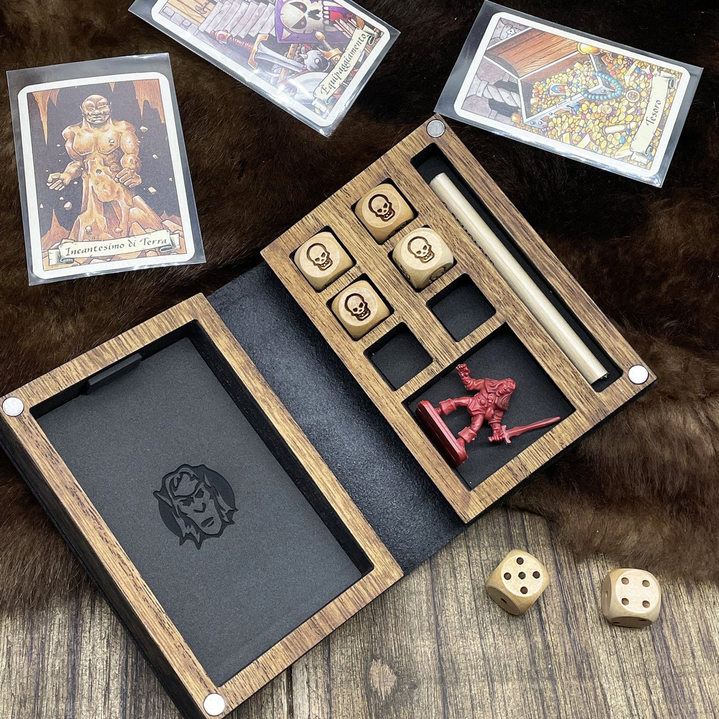 Set 4 Cofanetti Personaggio HeroQuest 1989 in Legno e Pelle – Slot per Miniatura, Dadi, Carte e Matita – Barbaro, Nano, Elfo, Mago