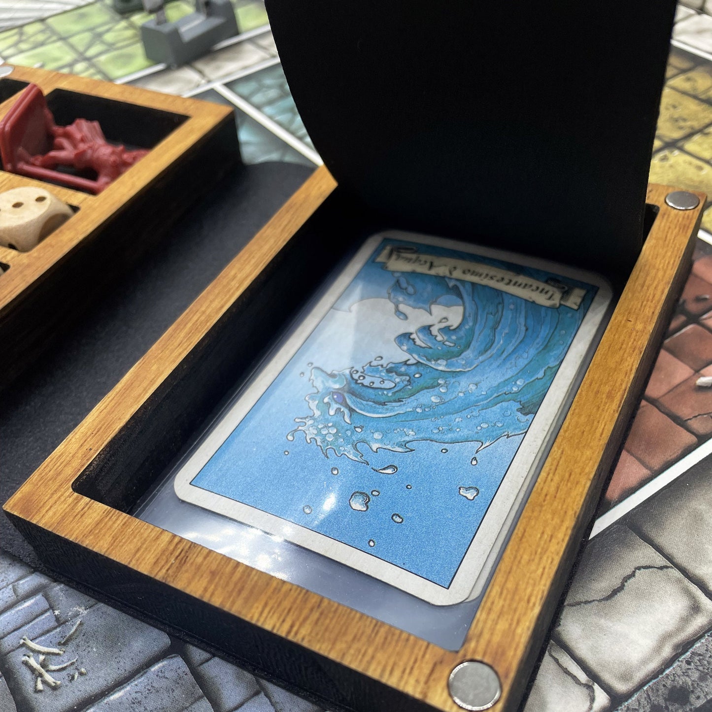 Set 4 Cofanetti Personaggio HeroQuest 1989 in Legno e Pelle – Slot per Miniatura, Dadi, Carte e Matita – Barbaro, Nano, Elfo, Mago