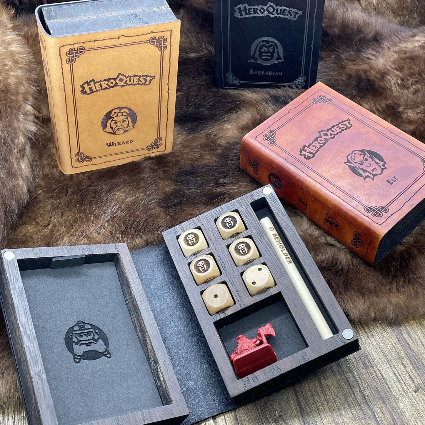 Set 4 Cofanetti Personaggio HeroQuest 1989 in Legno e Pelle – Slot per Miniatura, Dadi, Carte e Matita – Barbaro, Nano, Elfo, Mago