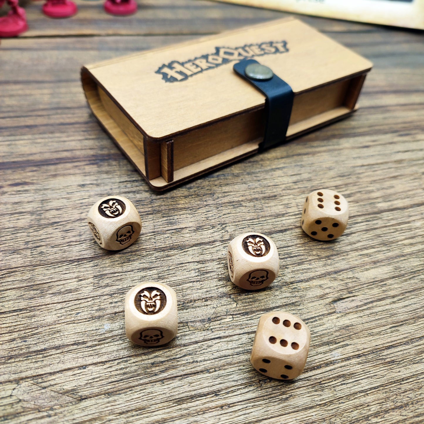 Heroquest Scatola porta dadi in legno con dadi da combattimento e movimento in legno versione 1989 o 2021. Scatola per dadi originali.