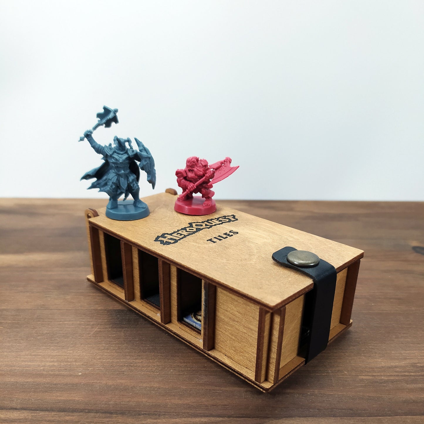 Cofanetto Porta Tasselli HeroQuest 2021 in Legno e Pelle – Organizer per Tiles e Token di Gioco – Taglia S o L