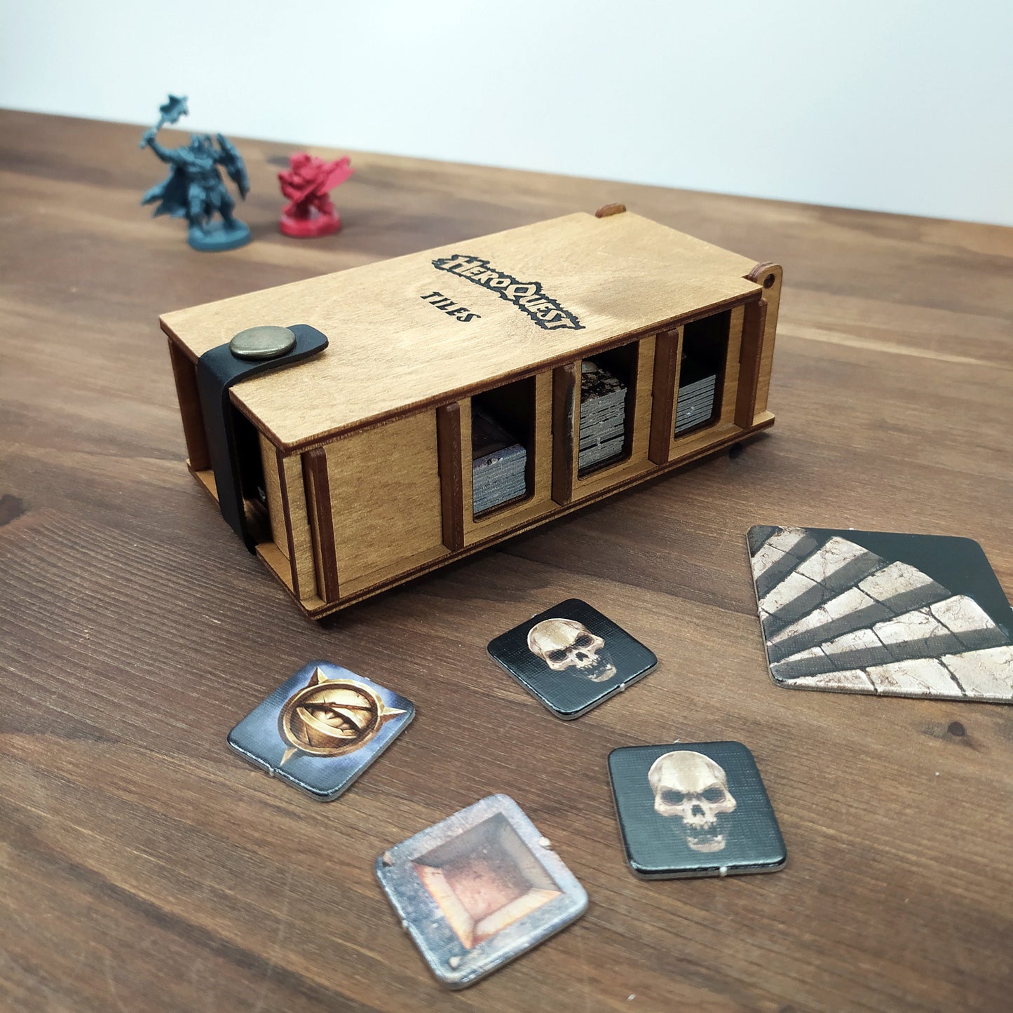 Cofanetto Porta Tasselli HeroQuest 2021 in Legno e Pelle – Organizer per Tiles e Token di Gioco – Taglia S o L