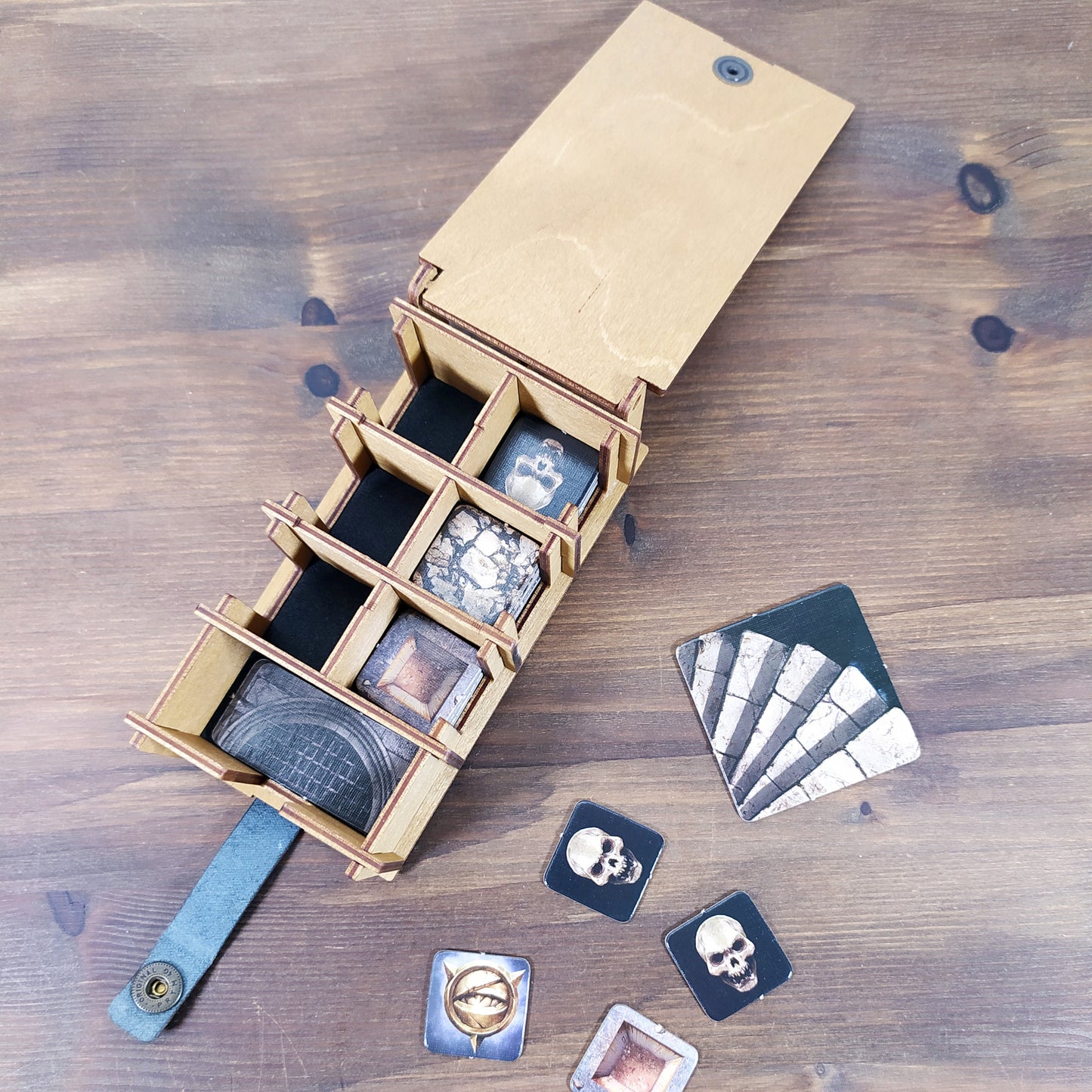 Cofanetto Porta Tasselli HeroQuest 2021 in Legno e Pelle – Organizer per Tiles e Token di Gioco – Taglia S o L