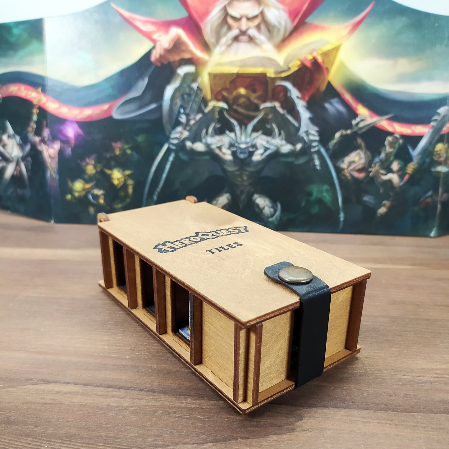 Cofanetto Porta Tasselli HeroQuest 2021 in Legno e Pelle – Organizer per Tiles e Token di Gioco – Taglia S o L