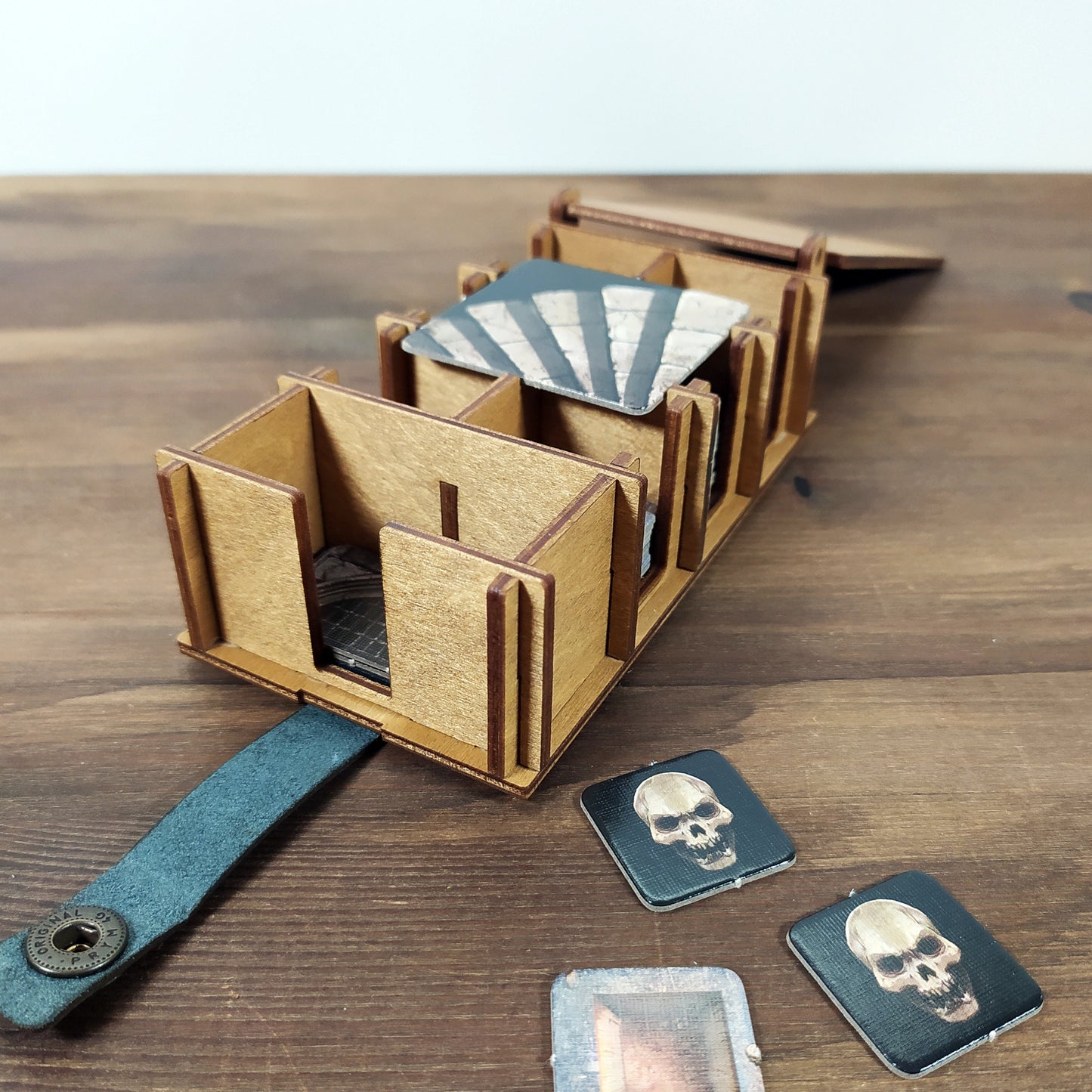 Cofanetto Porta Tasselli HeroQuest 2021 in Legno e Pelle – Organizer per Tiles e Token di Gioco – Taglia S o L