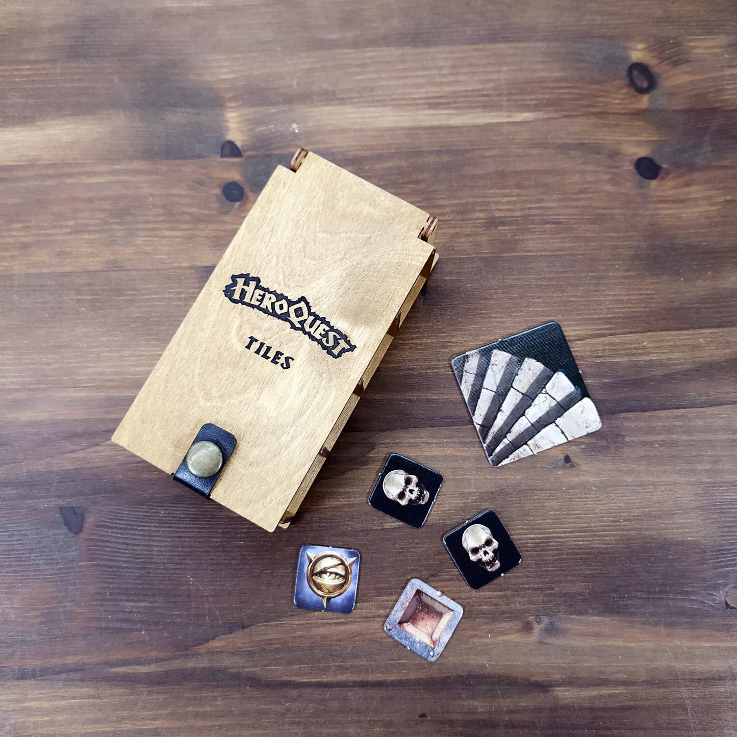 Cofanetto Porta Tasselli HeroQuest 2021 in Legno e Pelle – Organizer per Tiles e Token di Gioco – Taglia S o L