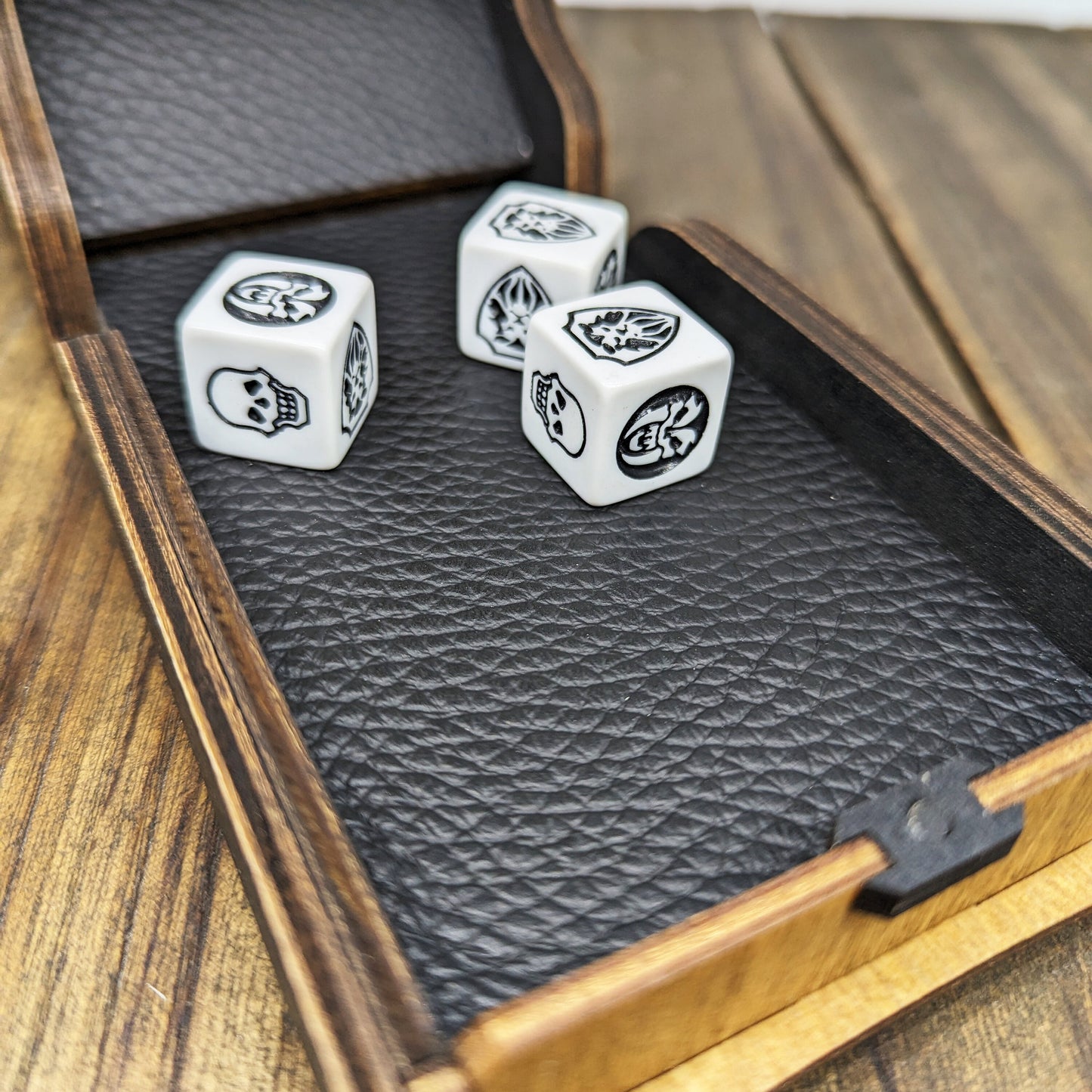 Heroquest torre lancia dadi in legno per dadi da combattimento e movimento, rivestita in vera pelle, richiudibile con chiusura magnetica