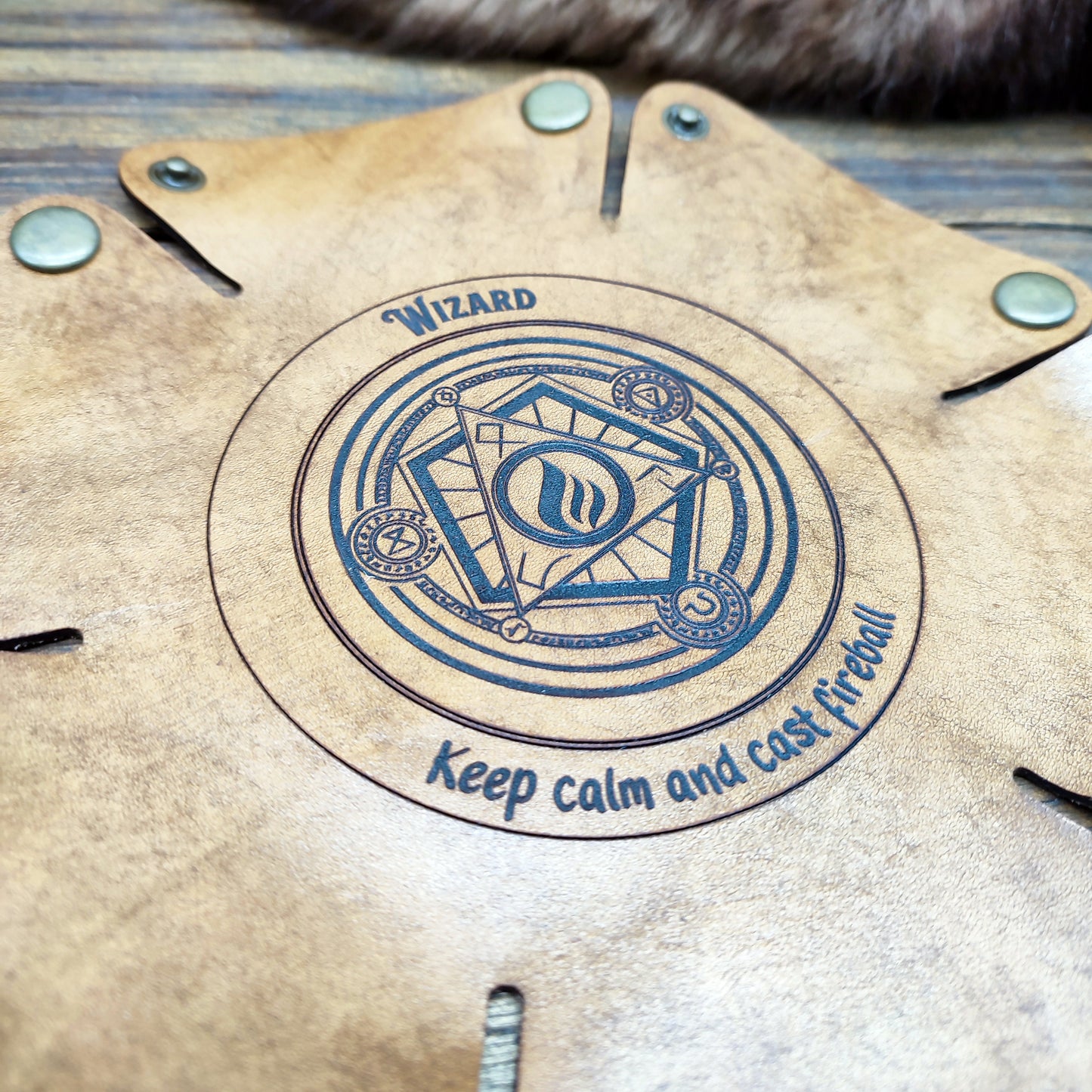Lancia dadi in cuoio riportante un'emblema delle classi di DnD, personalizzabile con nome o motti, portatile, regalo dnd