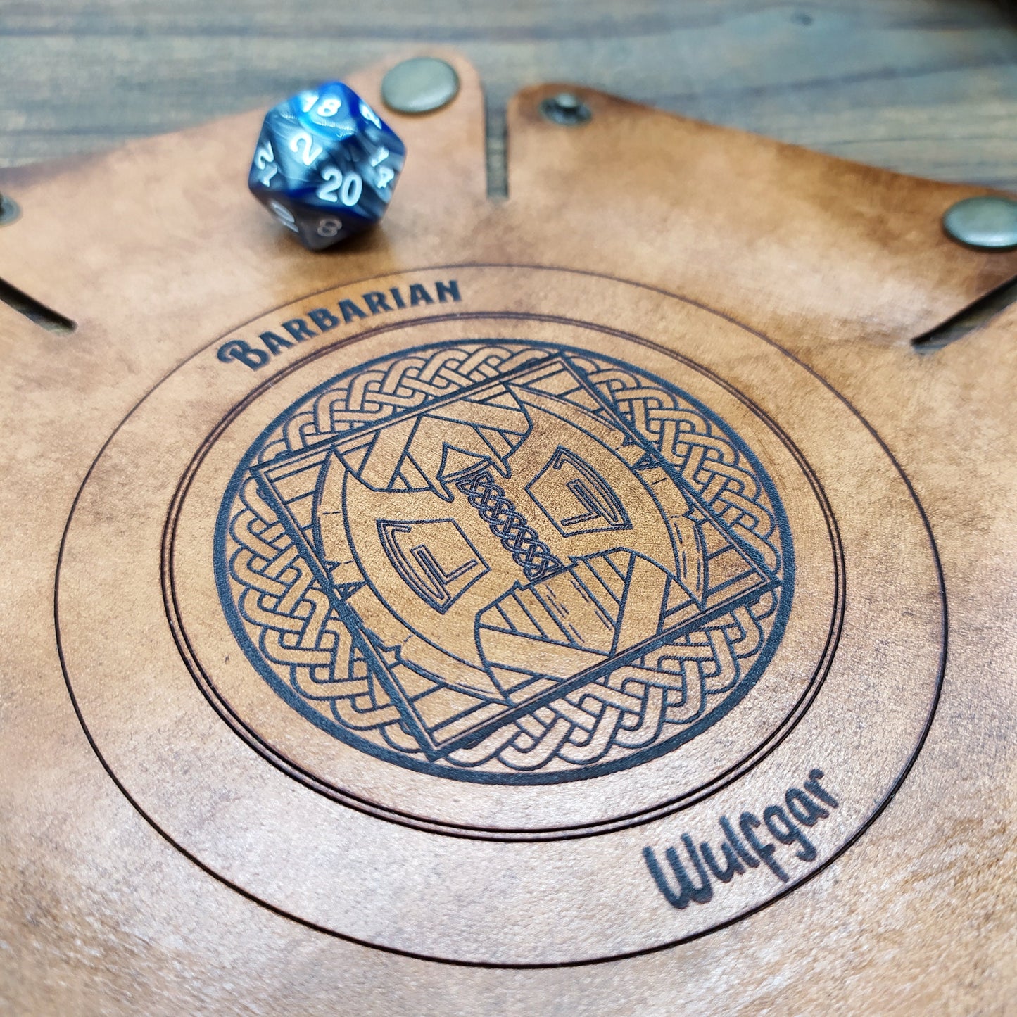 Lancia dadi in cuoio riportante un'emblema delle classi di DnD, personalizzabile con nome o motti, portatile, regalo dnd