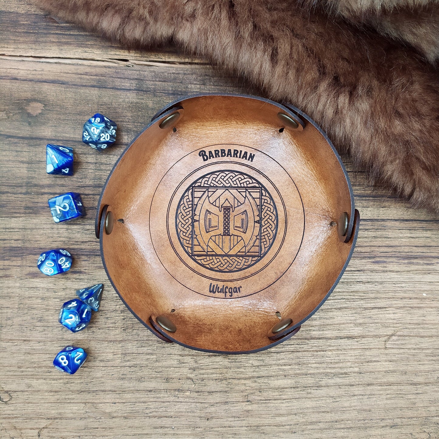 Lancia dadi in cuoio riportante un'emblema delle classi di DnD, personalizzabile con nome o motti, portatile, regalo dnd
