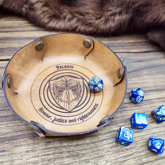 Lancia dadi in cuoio riportante un'emblema delle classi di DnD, personalizzabile con nome o motti, portatile, regalo dnd
