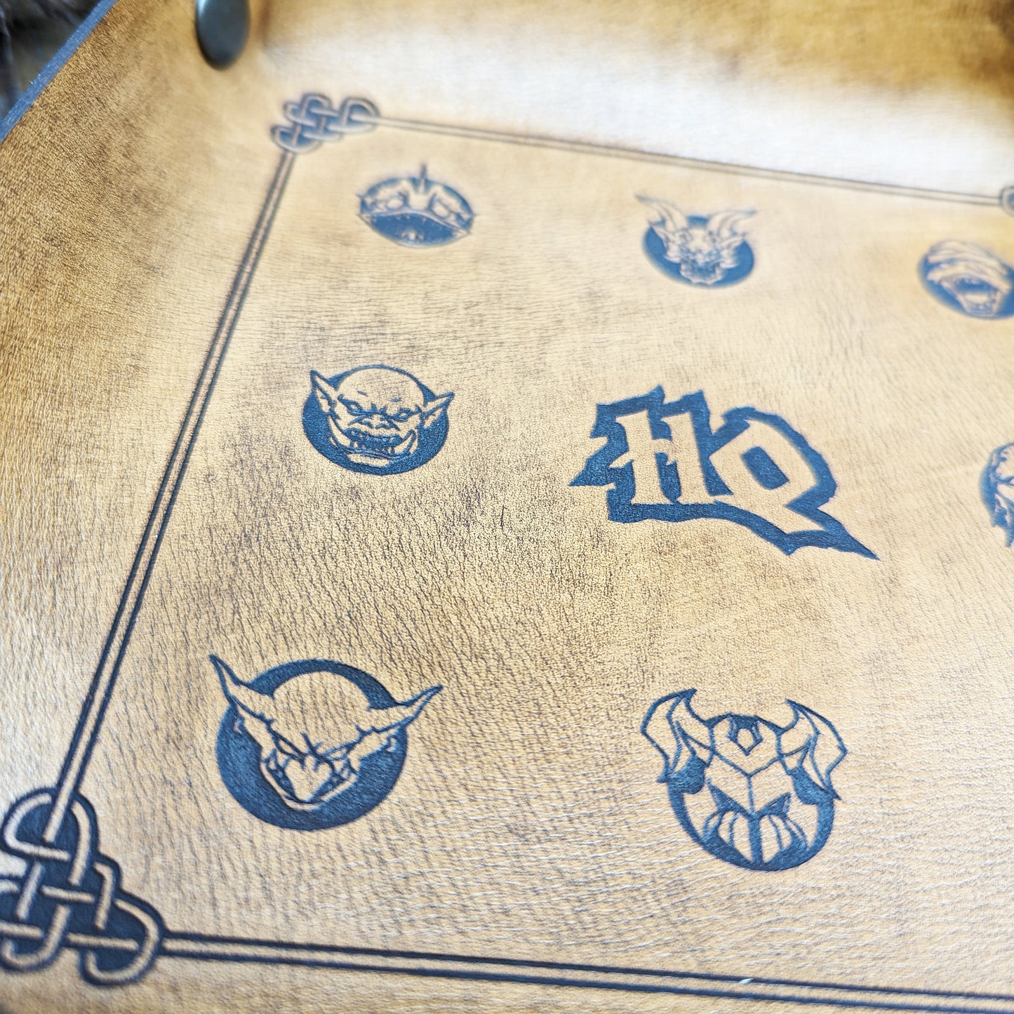 Vassoio Lancia Dadi in Pelle per HeroQuest – Portatile e Richiudibile, Effetto Invecchiato – Vera Pelle Toscana