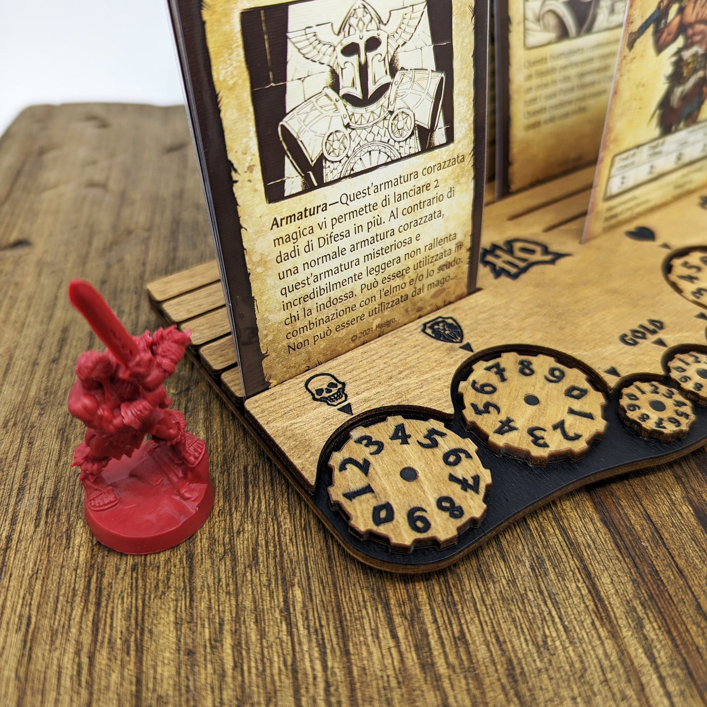 Dashboard Giocatore Heroquest in Legno, Porta Carte e Contatori Punti Corpo, Mente, Attacco, Difesa e Oro. Compatibile 1989 e 2021