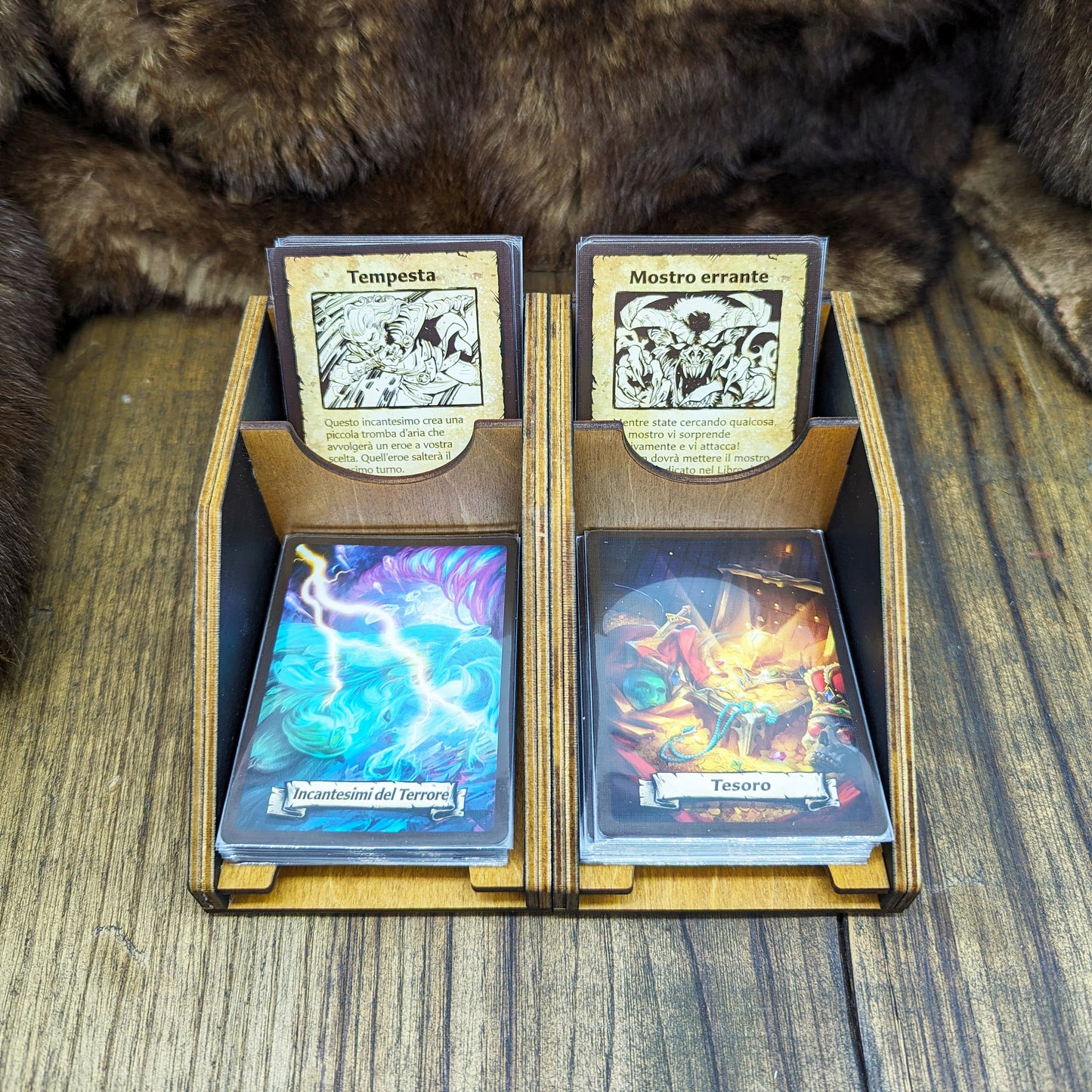 Porta carte modulare in legno per giochi da tavolo, magnetico, dotato di comparto per gli scarti, personalizzato per Heroquest o neutro
