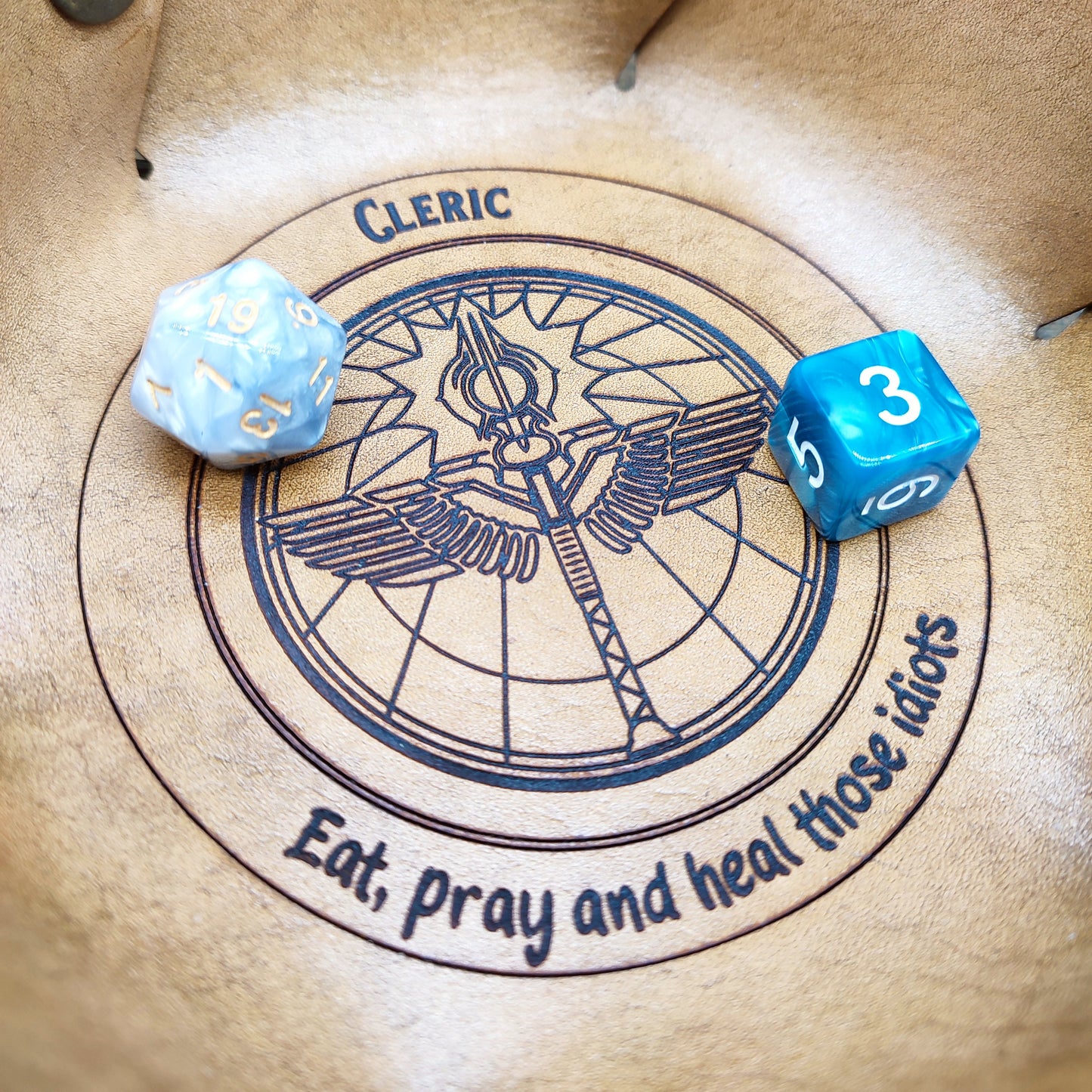 Lancia dadi in cuoio riportante un'emblema delle classi di DnD, personalizzabile con nome o motti, portatile, regalo dnd