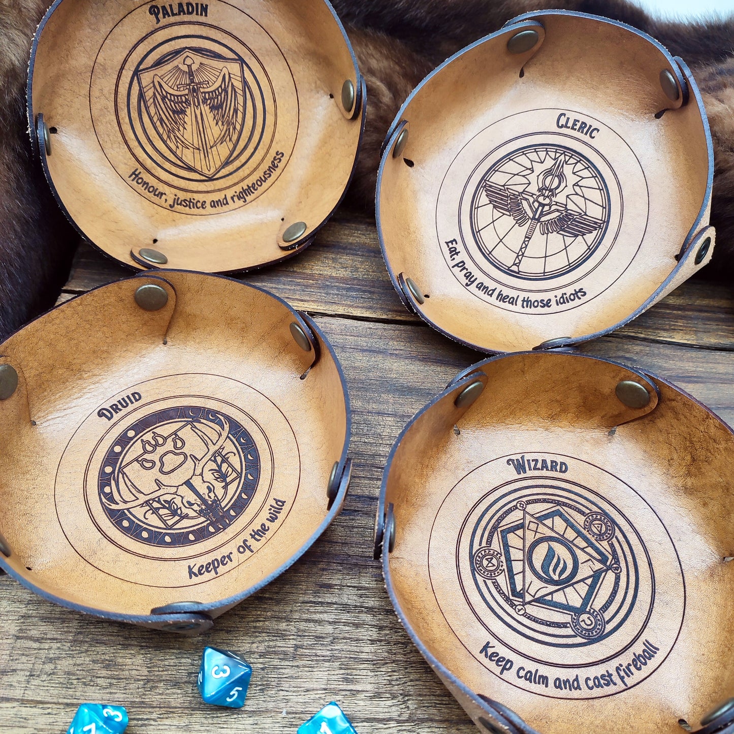 Lancia dadi in cuoio riportante un'emblema delle classi di DnD, personalizzabile con nome o motti, portatile, regalo dnd