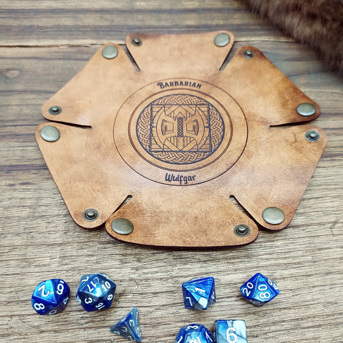 Lancia dadi in cuoio riportante un'emblema delle classi di DnD, personalizzabile con nome o motti, portatile, regalo dnd