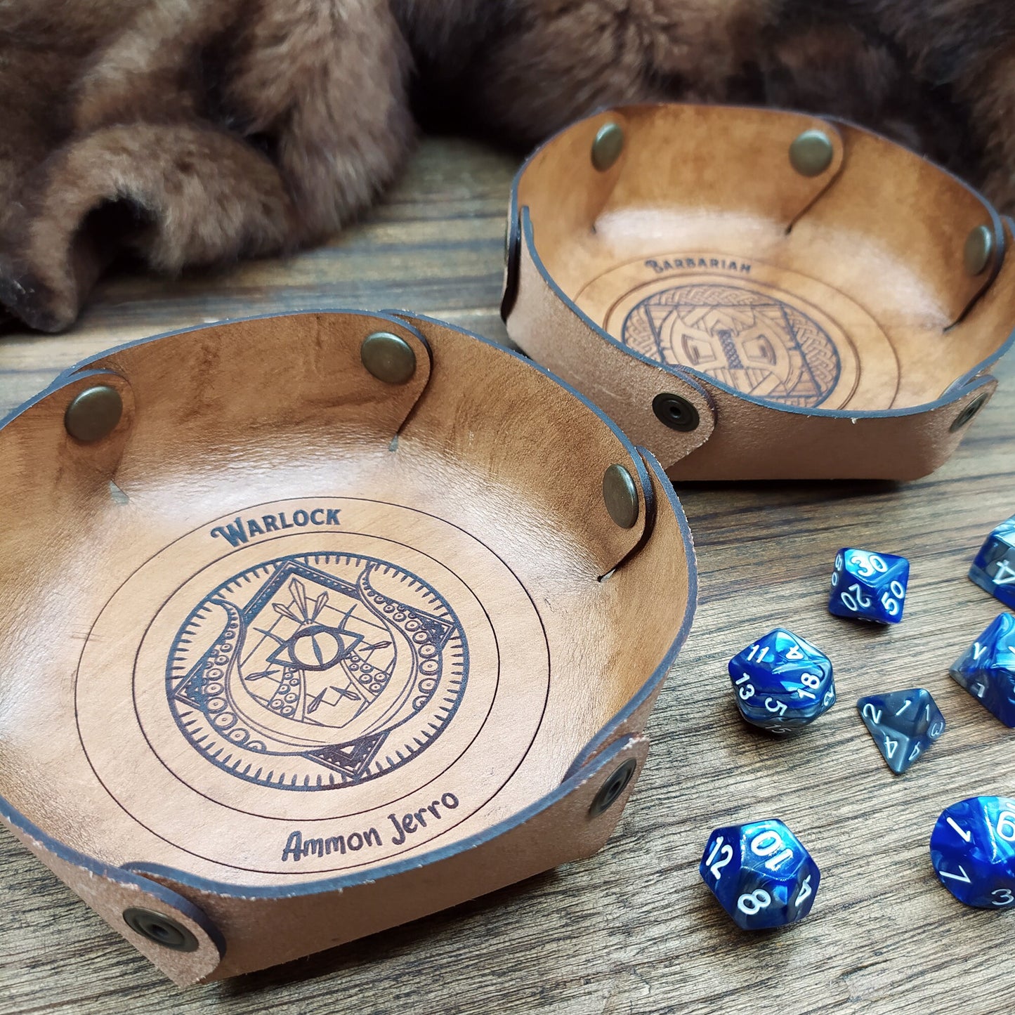 Lancia dadi in cuoio riportante un'emblema delle classi di DnD, personalizzabile con nome o motti, portatile, regalo dnd