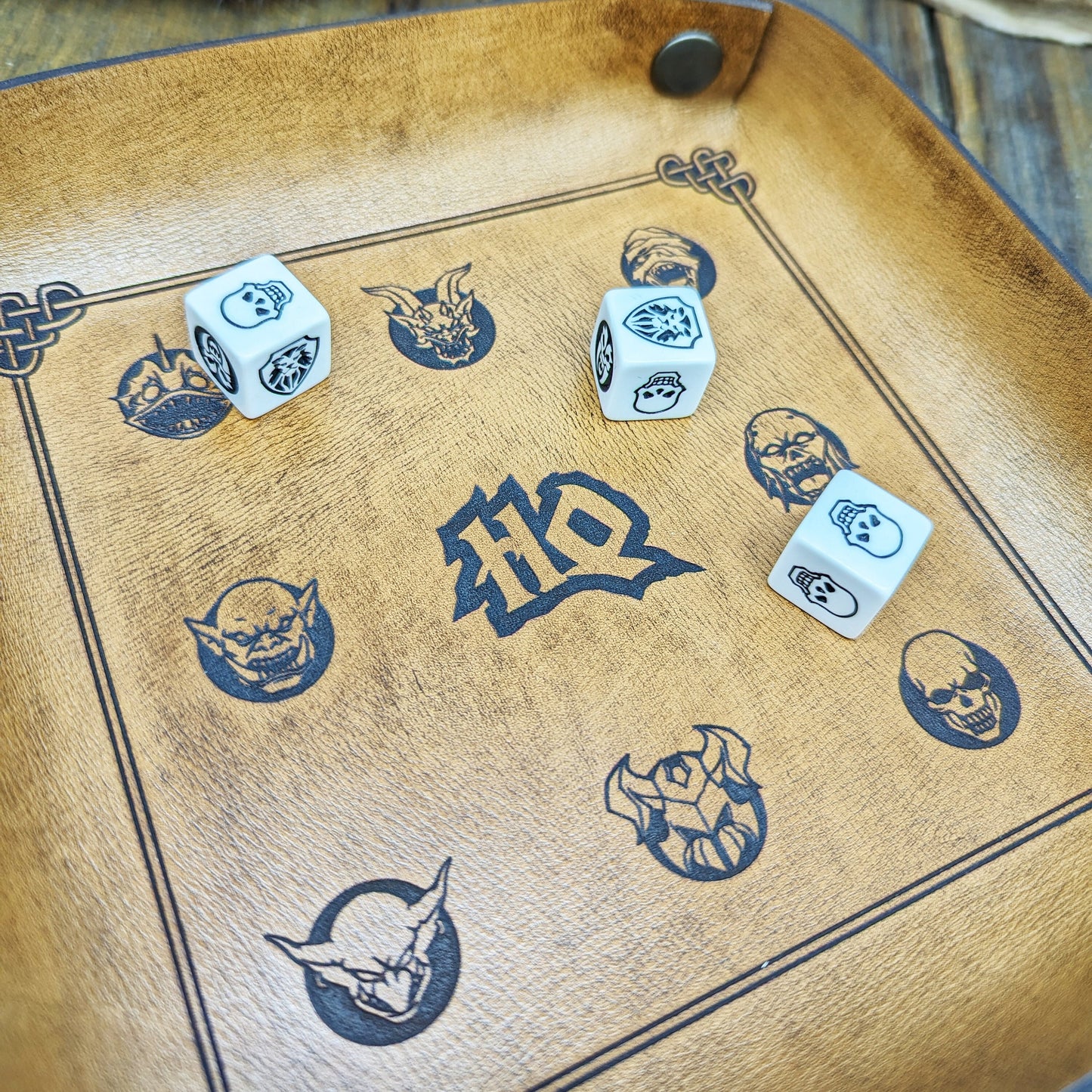 Vassoio Lancia Dadi in Pelle per HeroQuest – Portatile e Richiudibile, Effetto Invecchiato – Vera Pelle Toscana