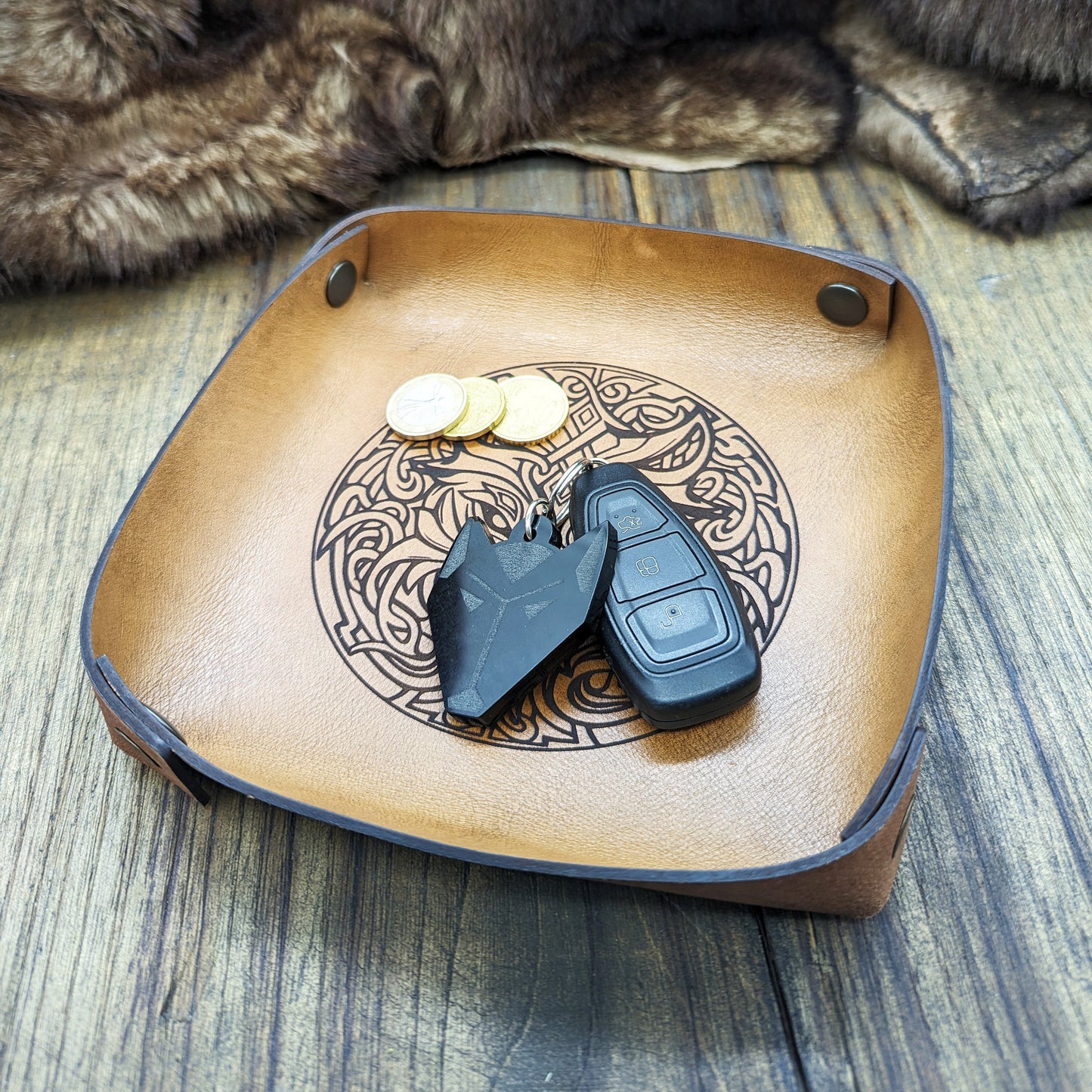 Lancia Dadi in Cuoio Italiano con Lupo in stile celtico - Invecchiato a Mano e Portatile