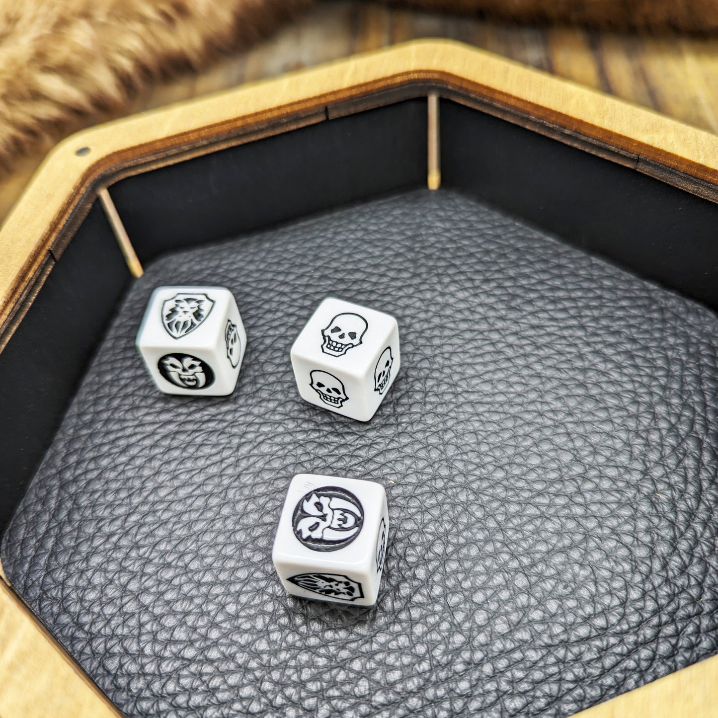 Scatola porta dadi HeroQuest in betulla e pelle vera – Vassoio lancia dadi con inserto in foam e chiusura magnetica – Taglia S o XL