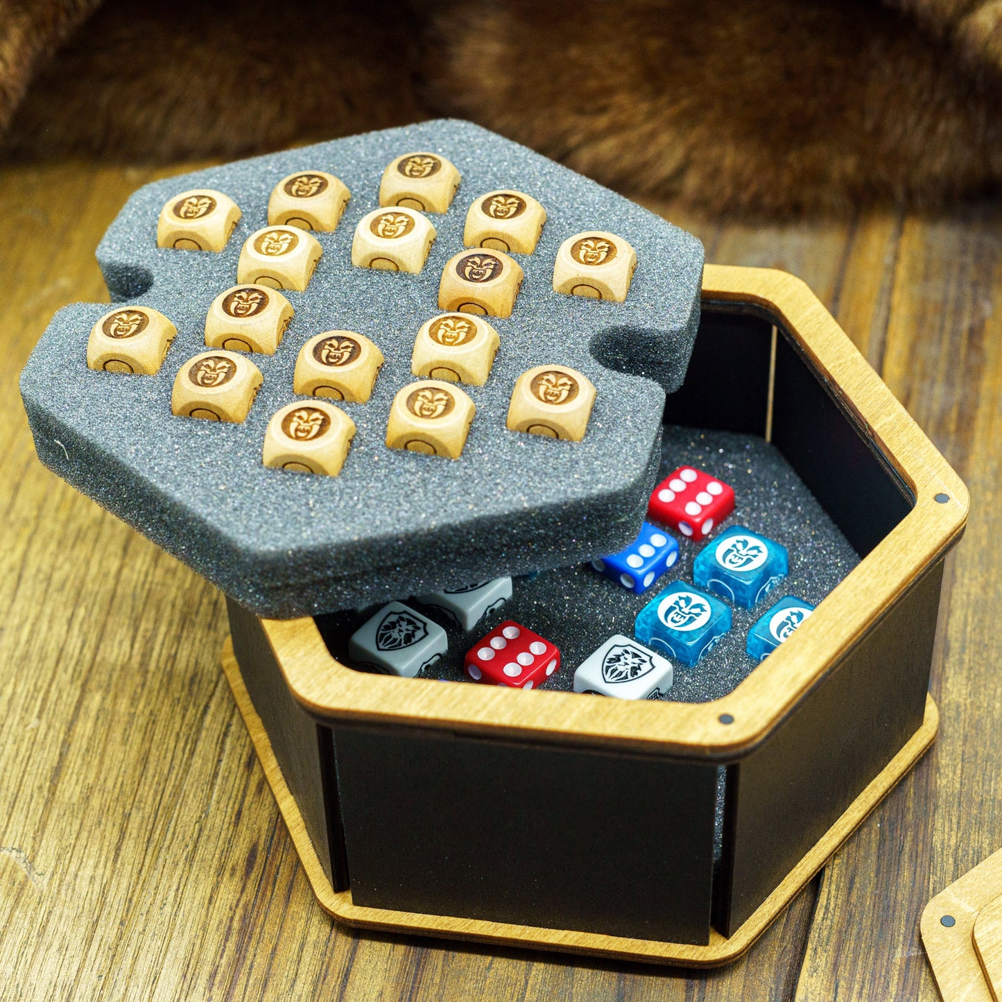 Scatola porta dadi HeroQuest in betulla e pelle vera – Vassoio lancia dadi con inserto in foam e chiusura magnetica – Taglia S o XL