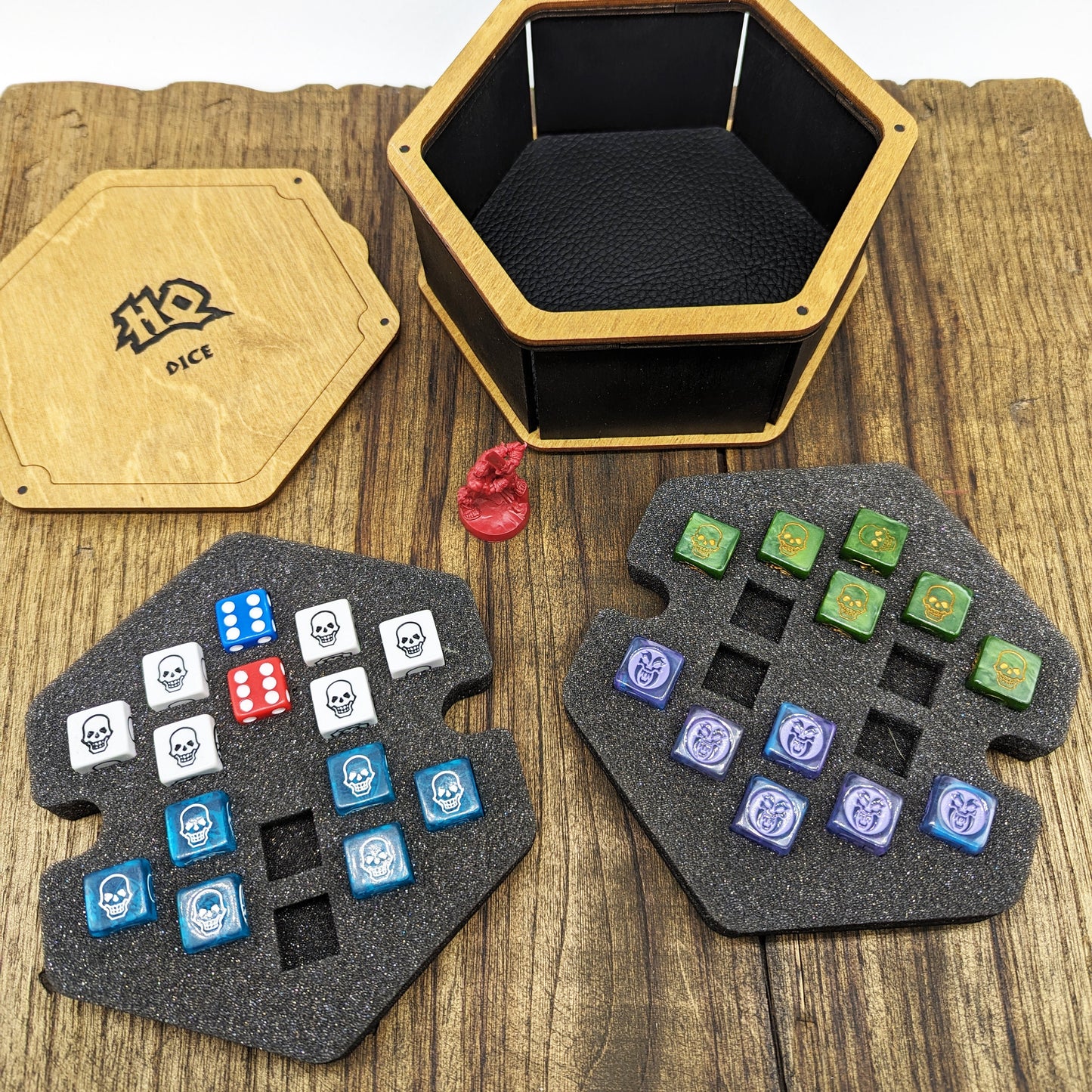 Scatola porta dadi HeroQuest in betulla e pelle vera – Vassoio lancia dadi con inserto in foam e chiusura magnetica – Taglia S o XL