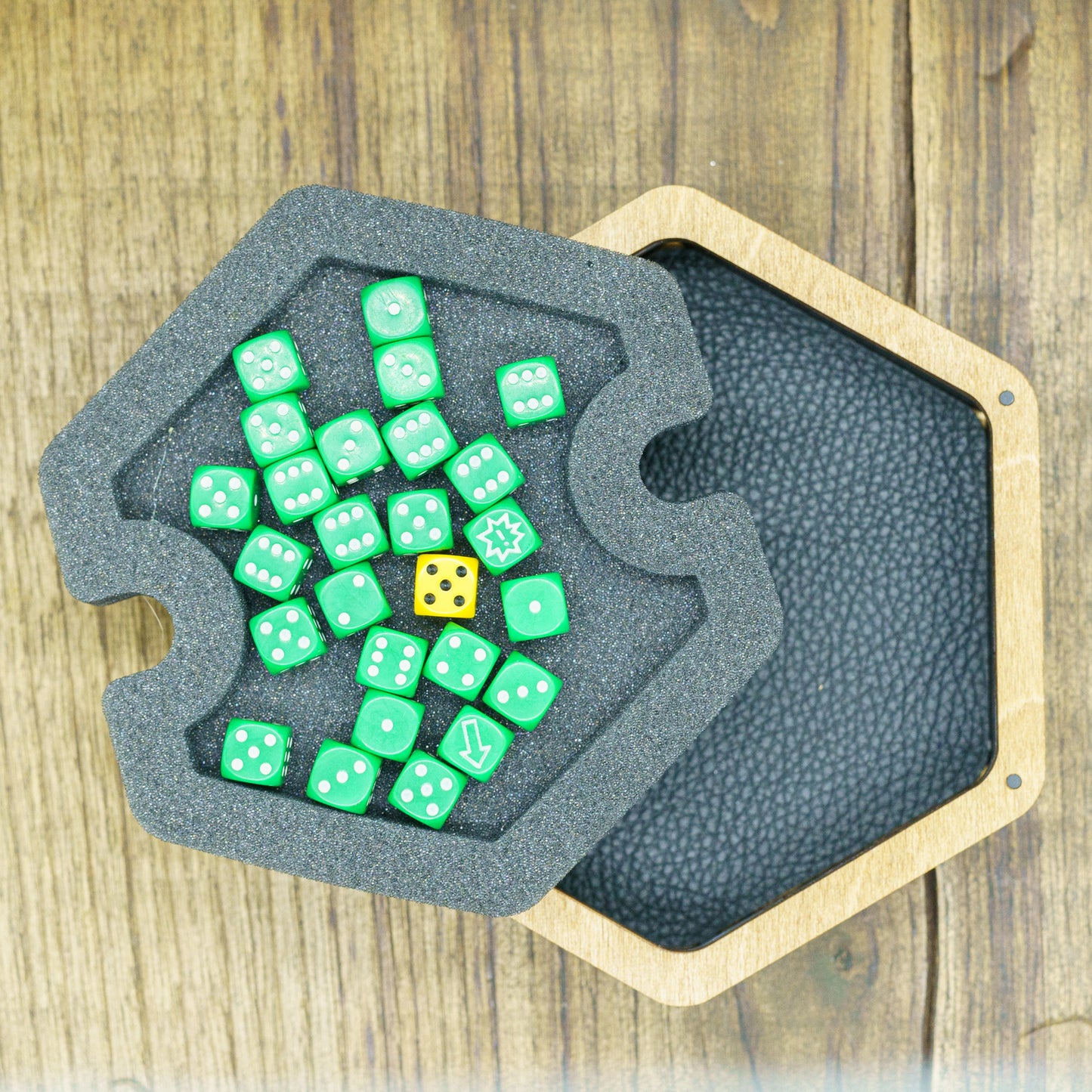 Scatola porta dadi e lancia dadi Drago Celtico - Scatola in legno con inserto in foam e coperchio magnetico, perfetta per DnD e wargame